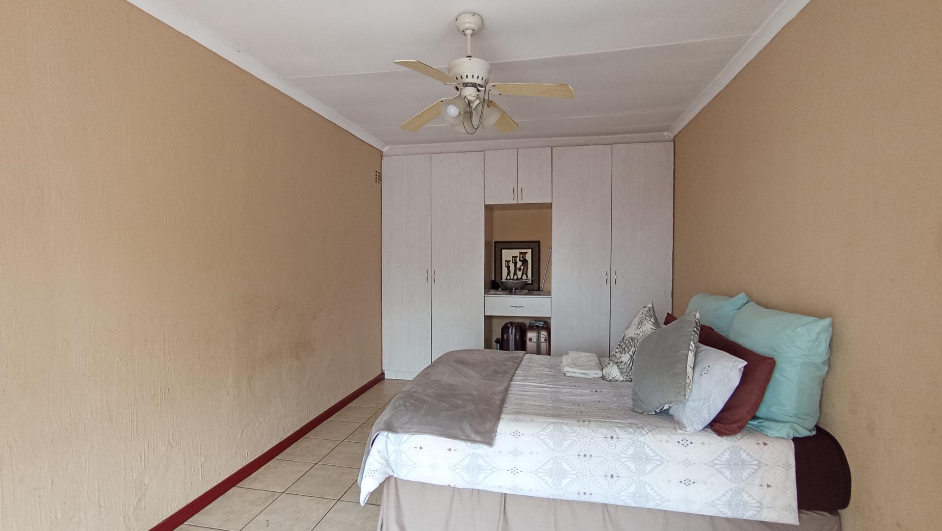 Bed Room 1 - 32 square meters of property in Kew