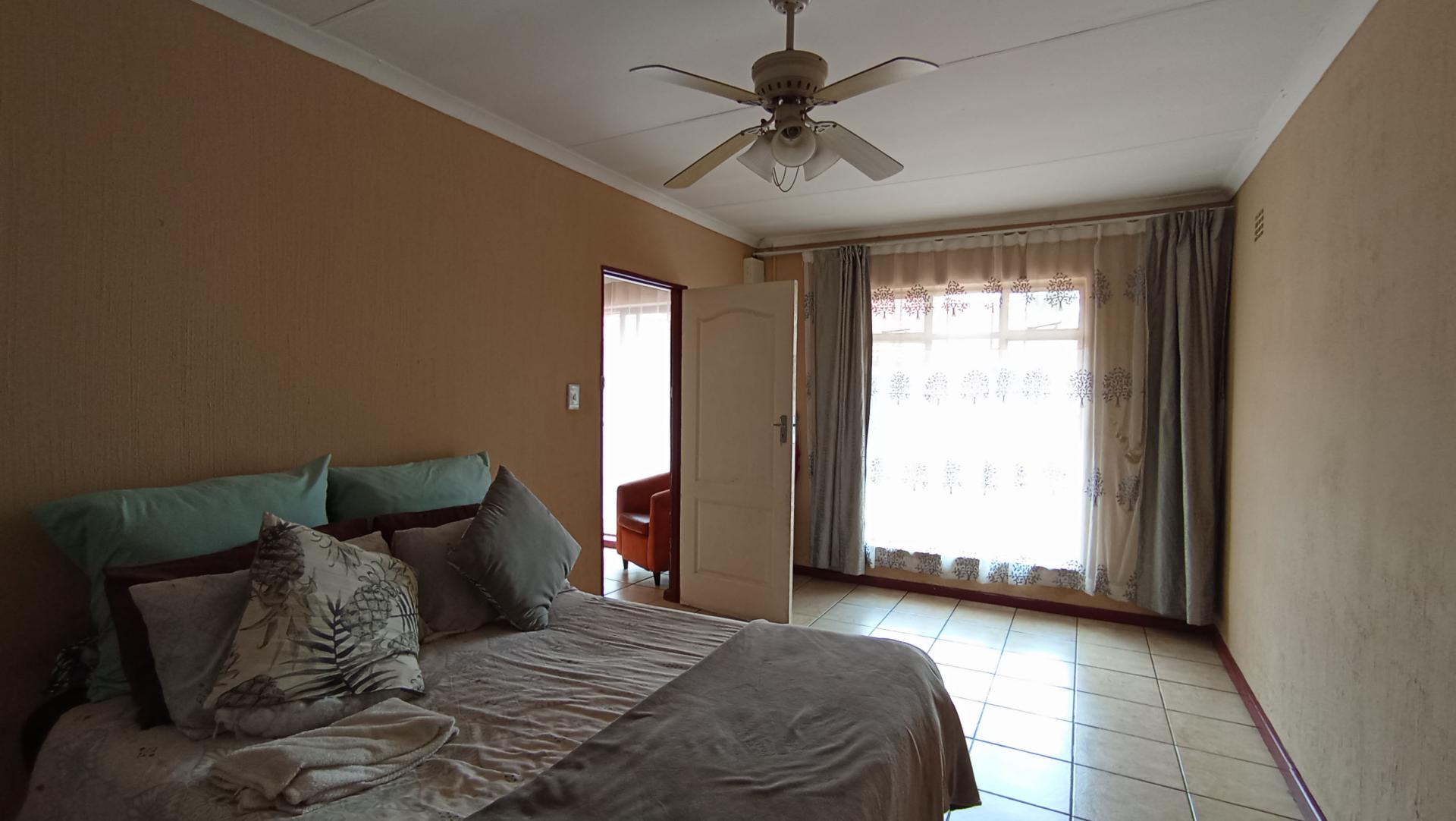 Bed Room 1 - 32 square meters of property in Kew