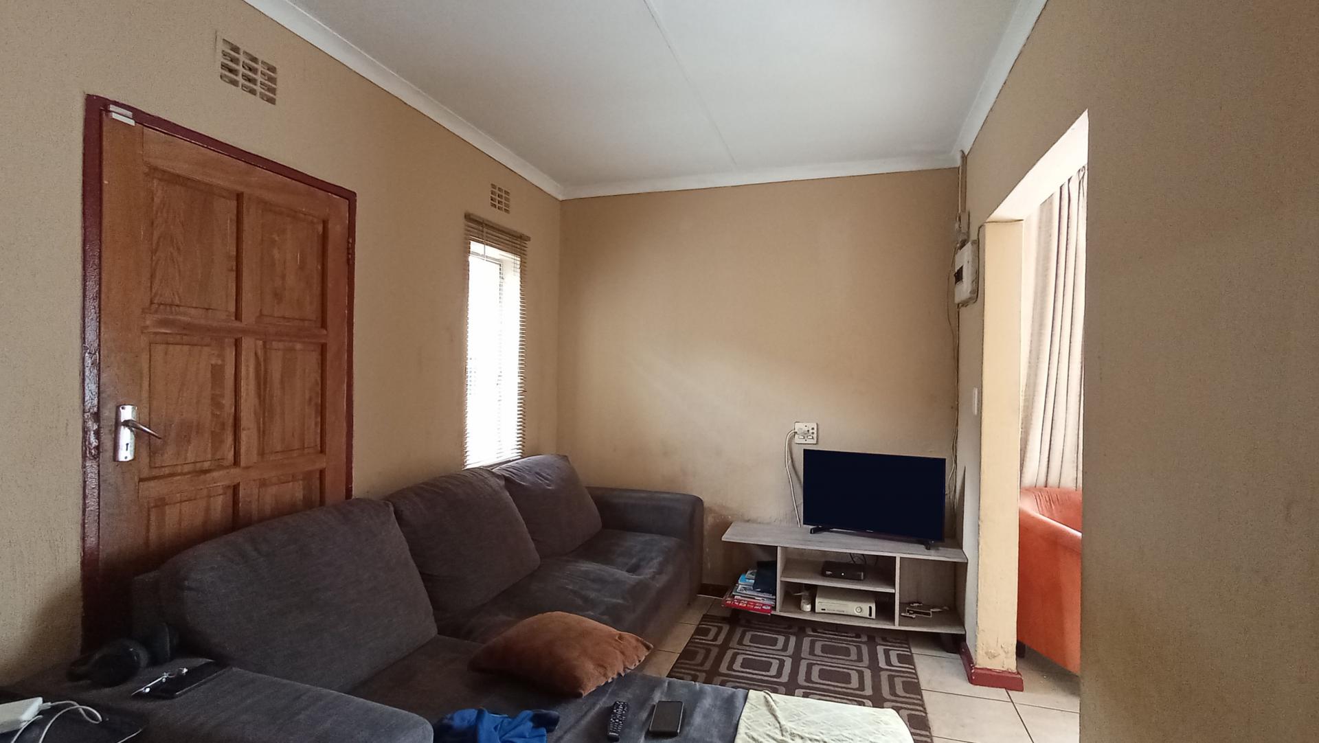 Lounges - 58 square meters of property in Kew