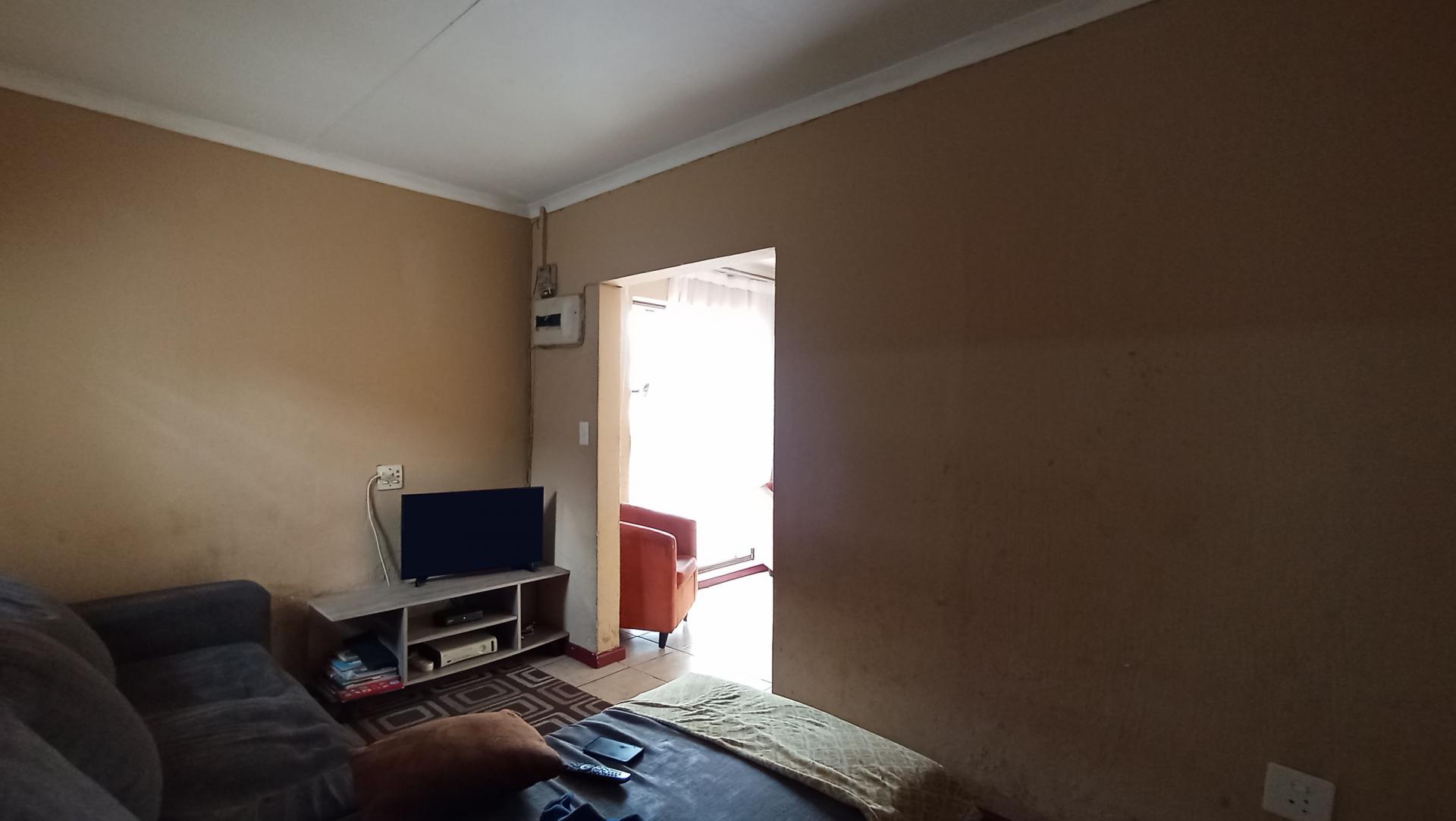 Lounges - 58 square meters of property in Kew