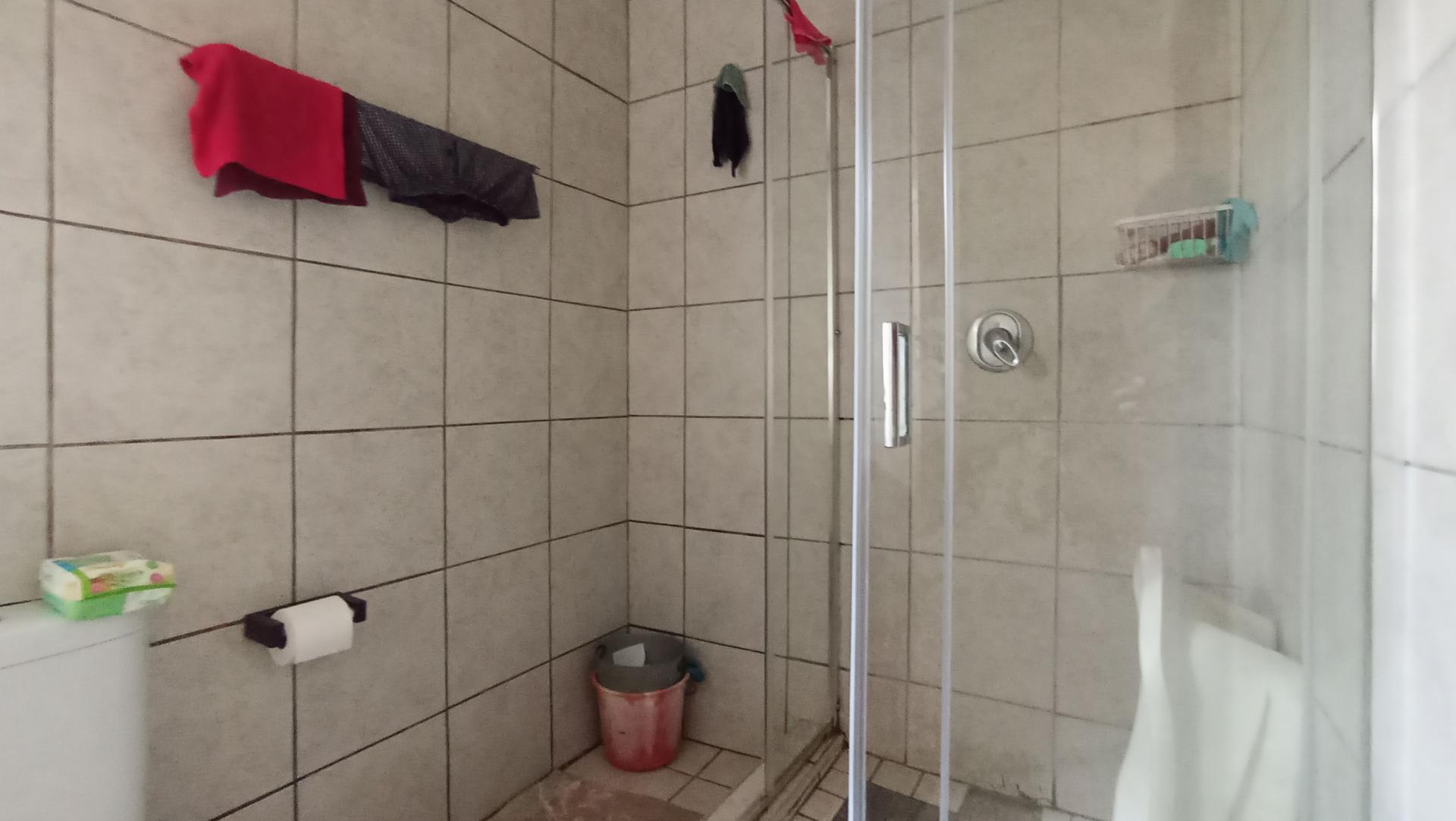 Bathroom 1 - 8 square meters of property in Kew