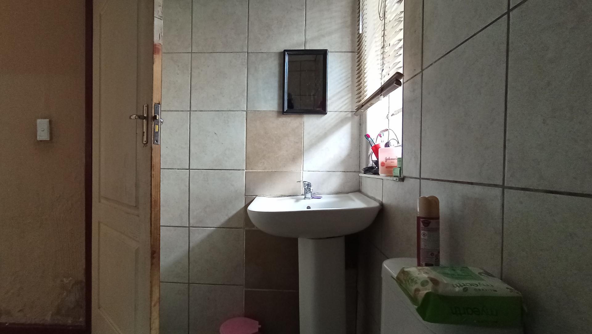 Bathroom 1 - 8 square meters of property in Kew