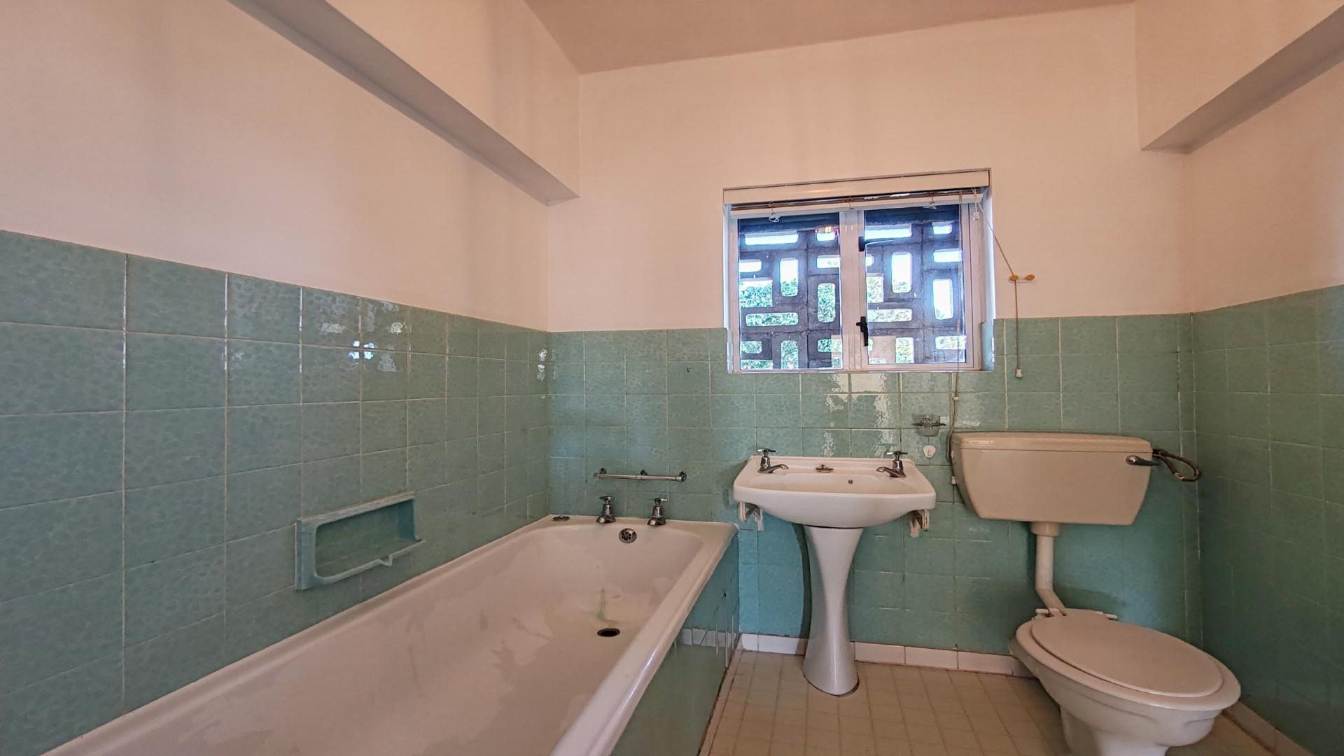 Bathroom 1 of property in St Georges Park