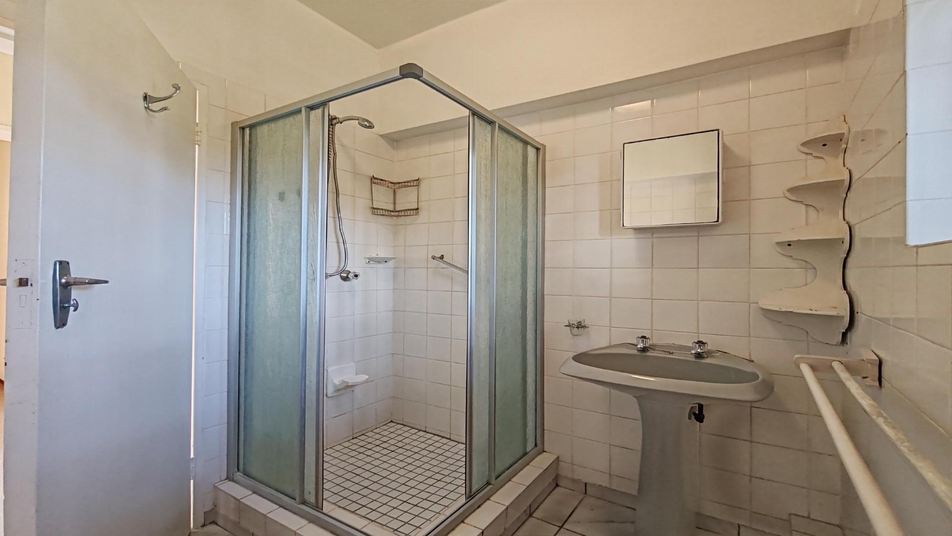 Bathroom 2 of property in St Georges Park