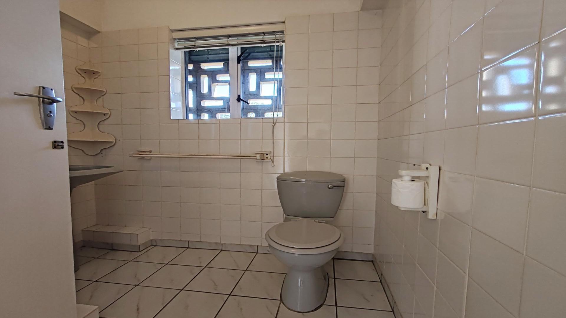 Bathroom 2 of property in St Georges Park