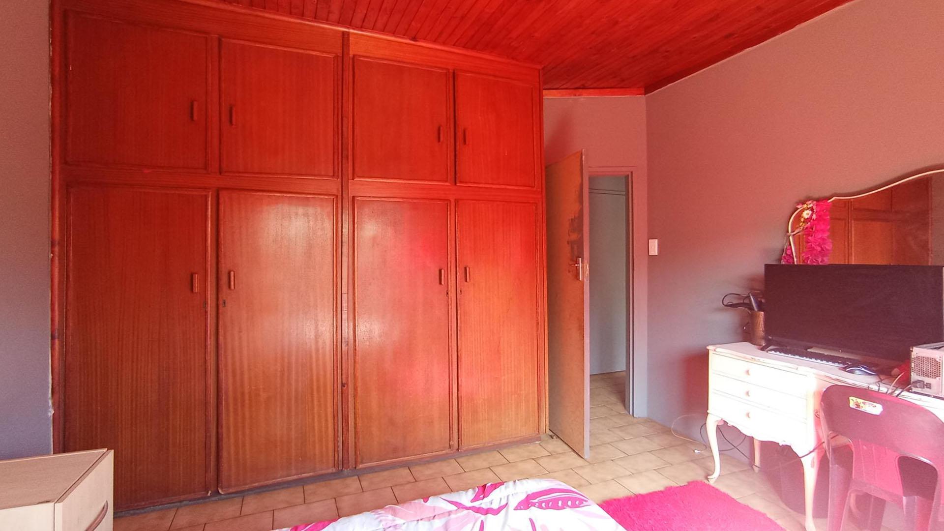 Bed Room 2 - 16 square meters of property in Pretoria North