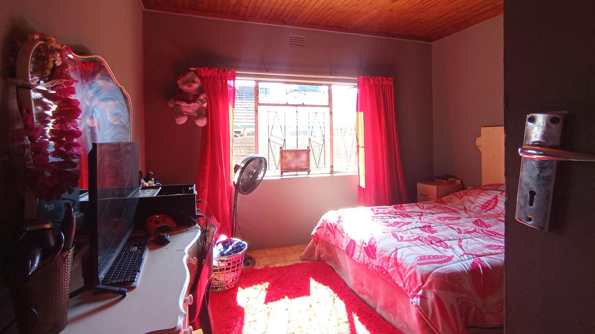Bed Room 2 - 16 square meters of property in Pretoria North