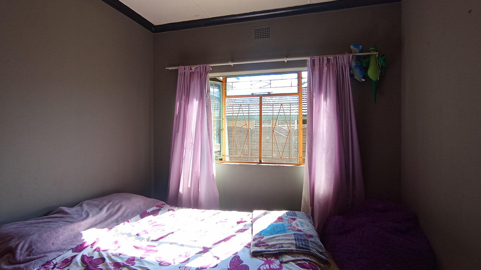 Bed Room 1 - 12 square meters of property in Pretoria North