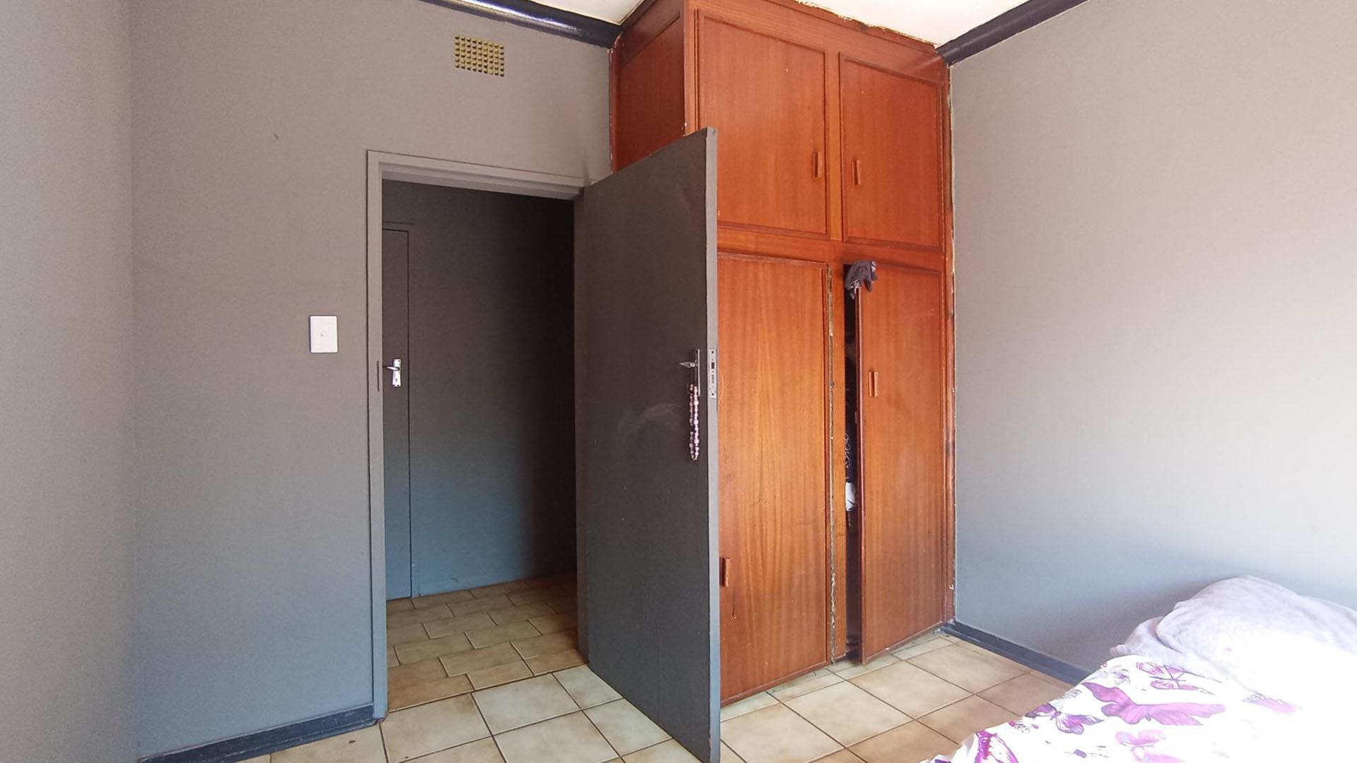 Bed Room 1 - 12 square meters of property in Pretoria North