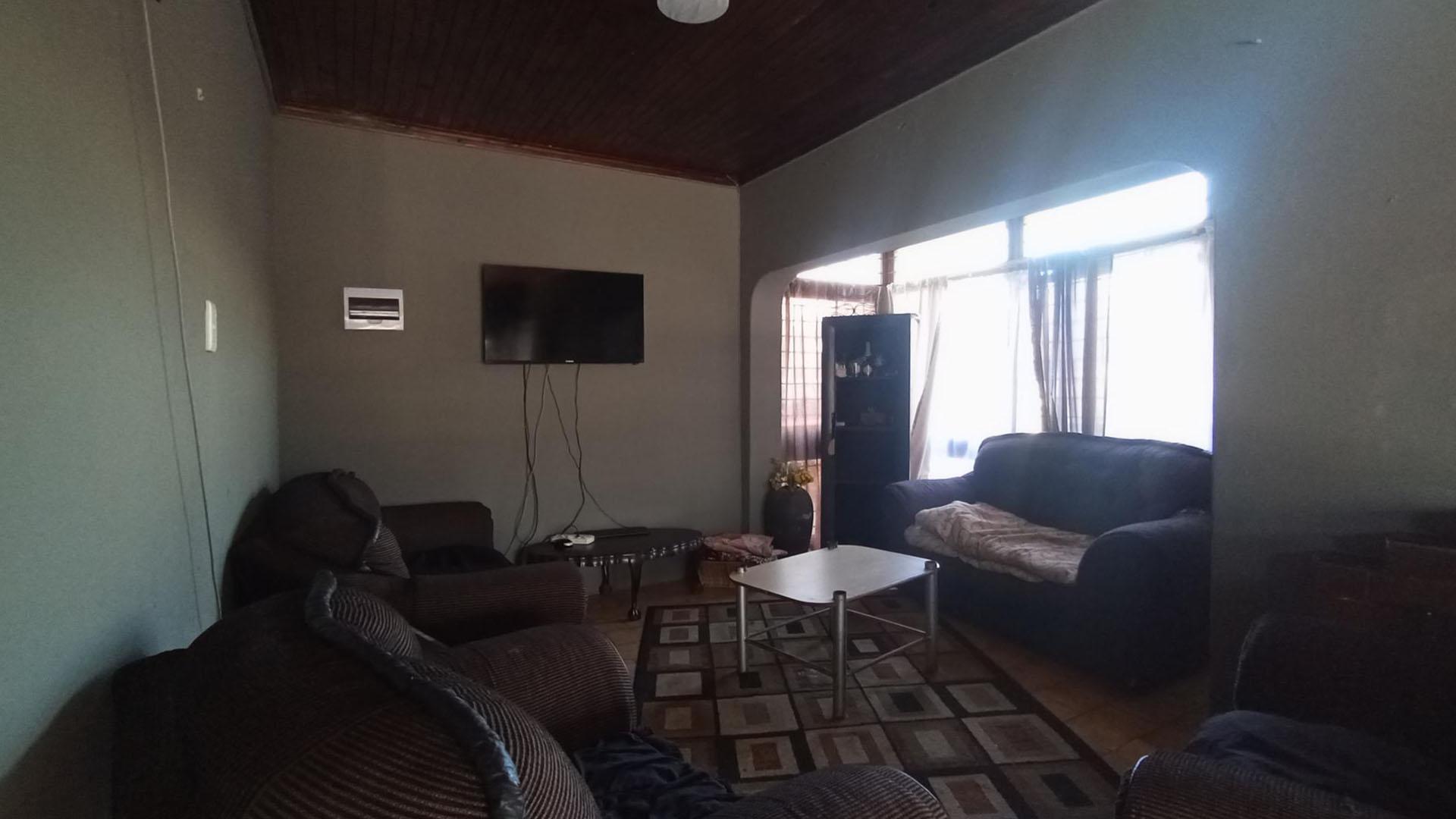 Lounges - 35 square meters of property in Pretoria North