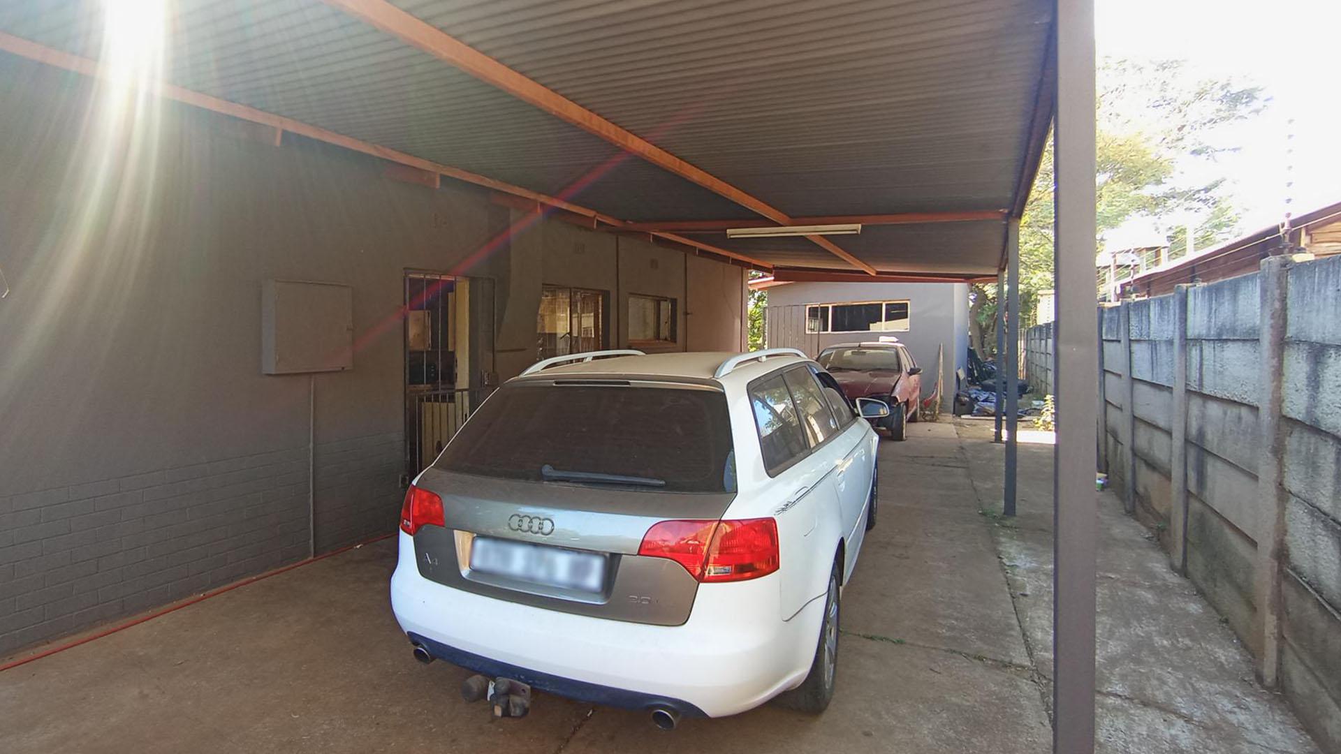 Carport  - 35 square meters of property in Pretoria North