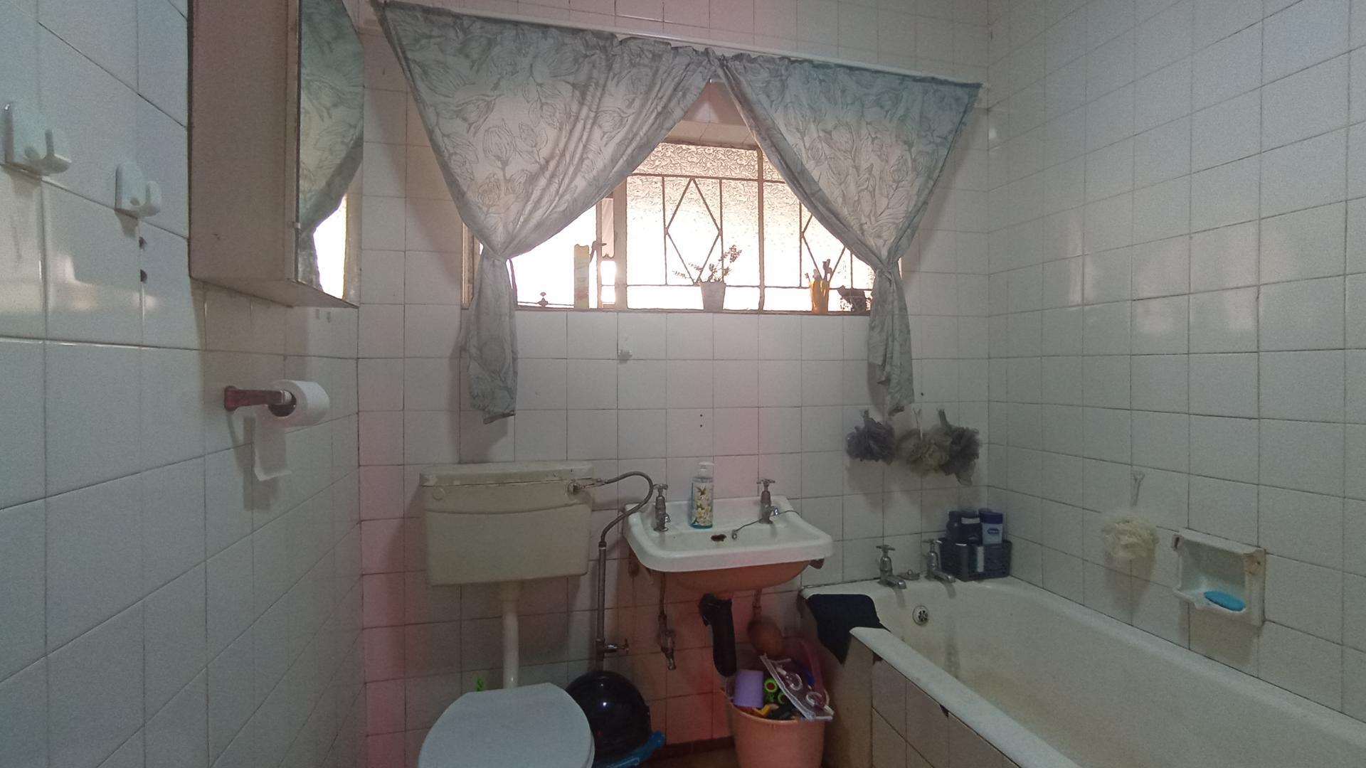 Bathroom 1 - 6 square meters of property in Pretoria North