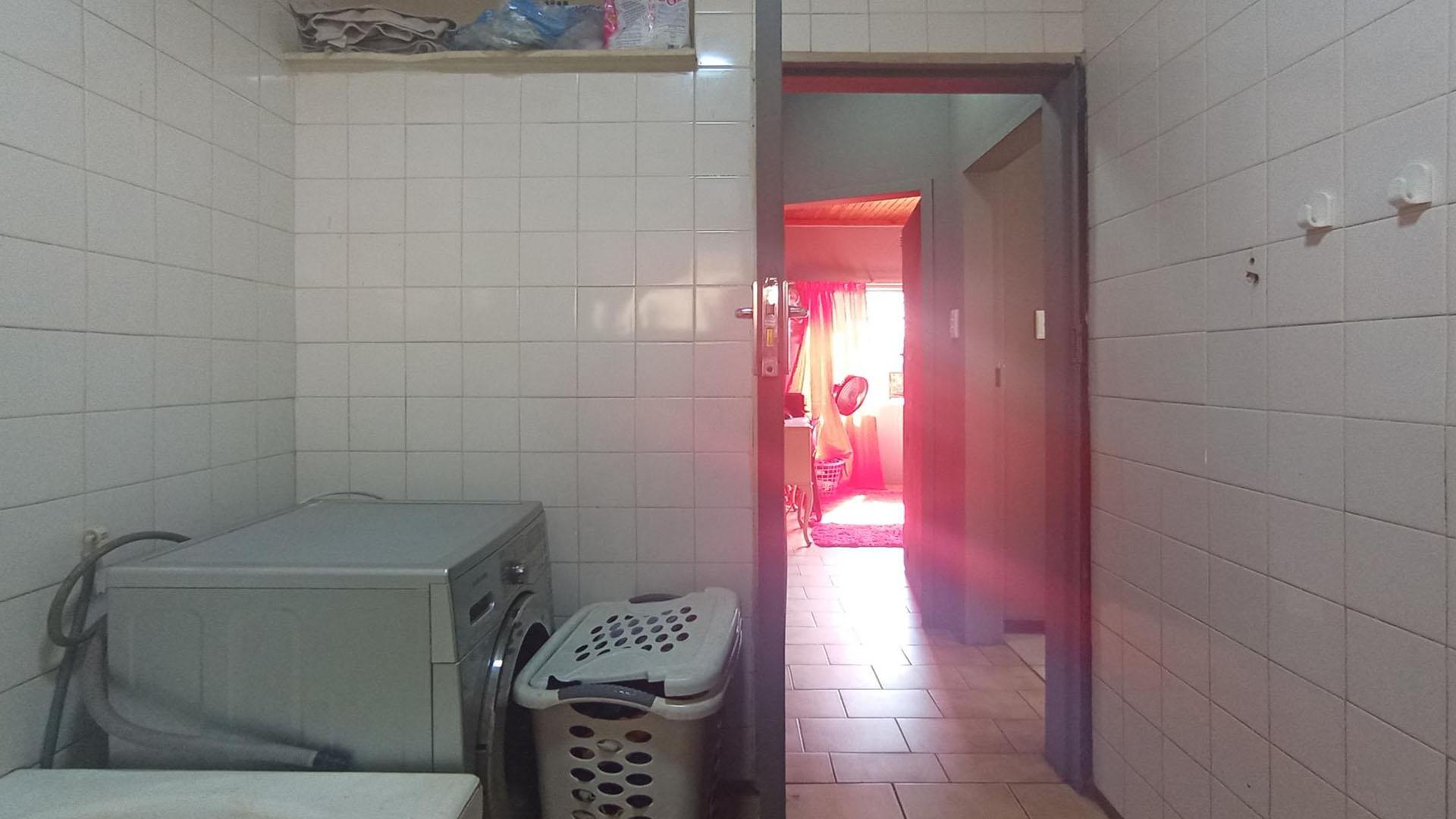 Bathroom 1 - 6 square meters of property in Pretoria North