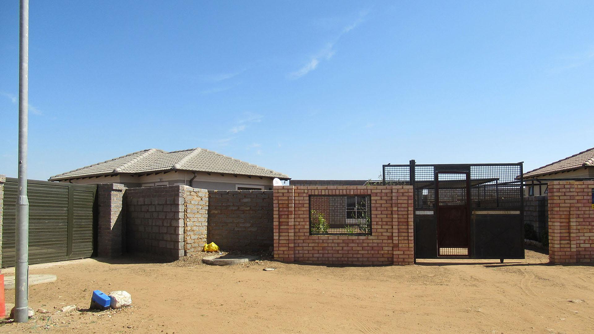 Front View of property in Azaadville Gardens