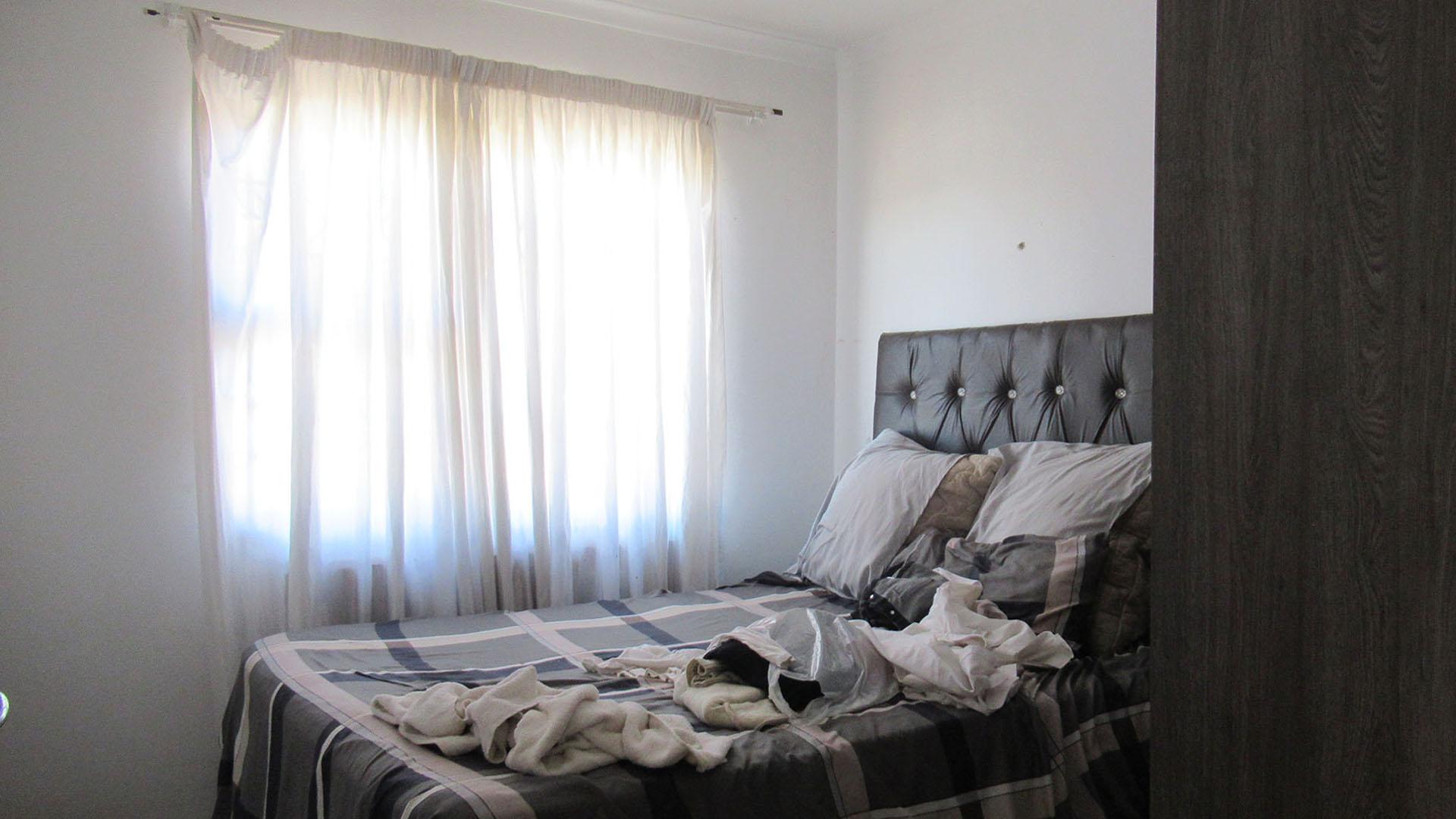 Bed Room 1 - 10 square meters of property in Azaadville Gardens