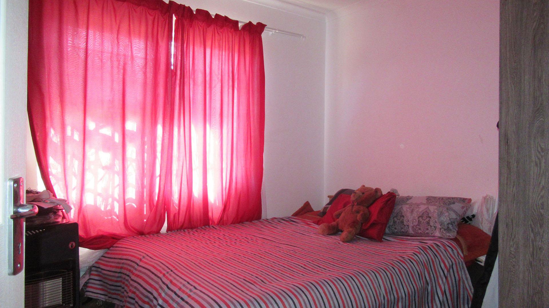 Bed Room 2 - 8 square meters of property in Azaadville Gardens