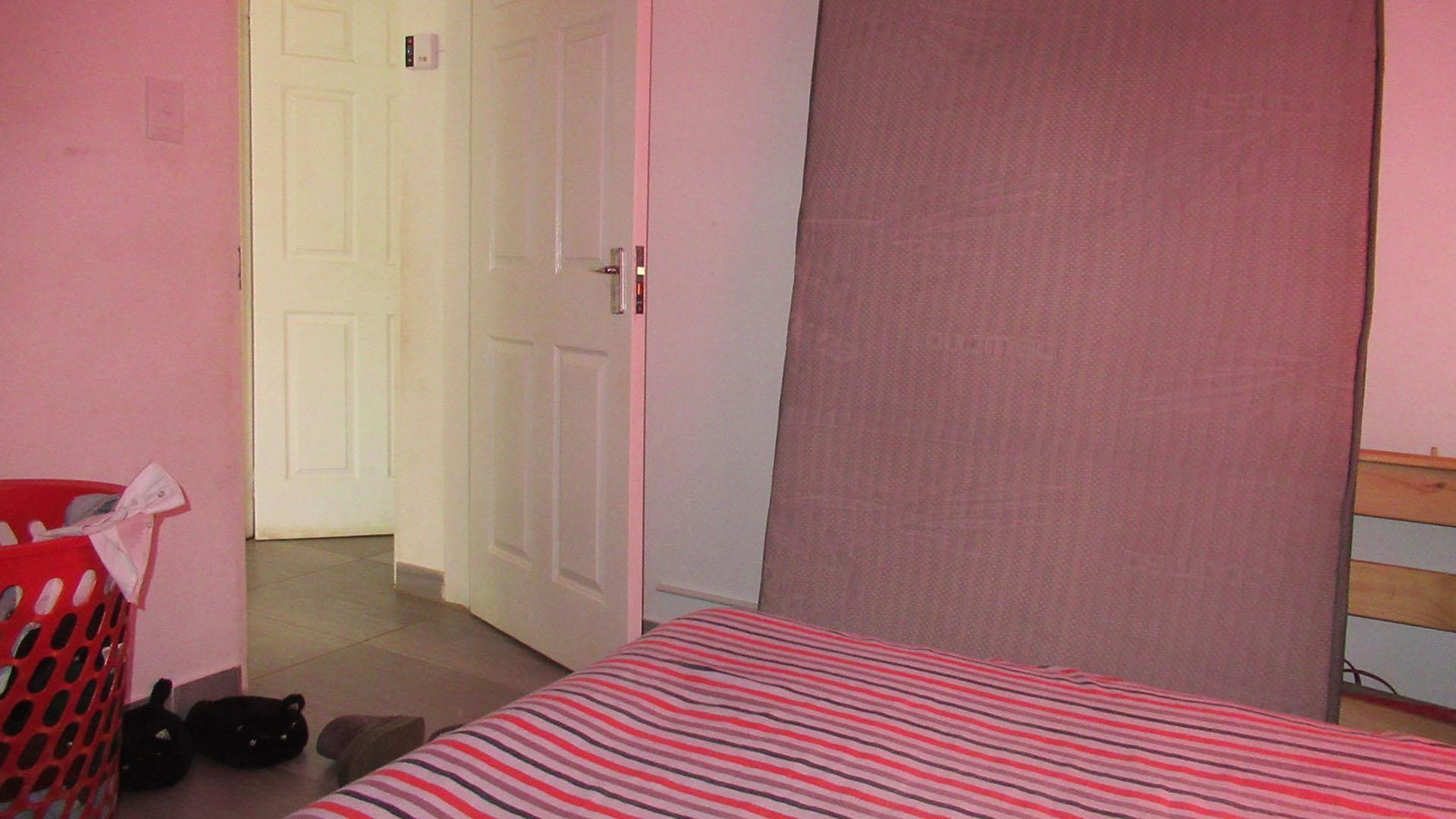 Bed Room 2 - 8 square meters of property in Azaadville Gardens