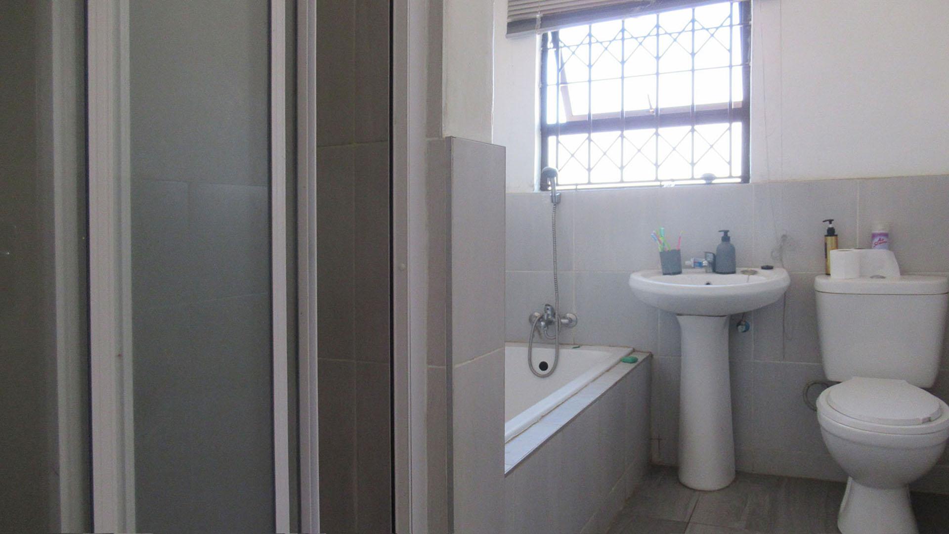 Bathroom 1 - 5 square meters of property in Azaadville Gardens