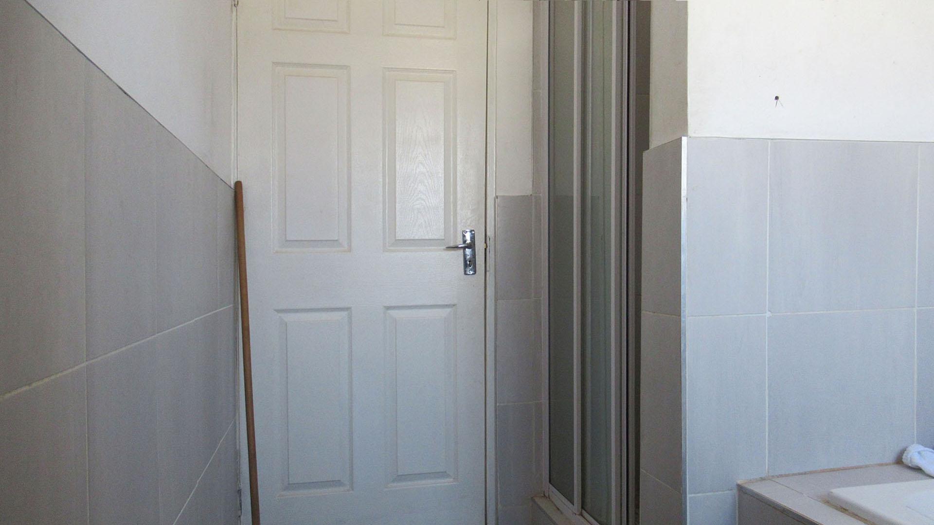 Bathroom 1 - 5 square meters of property in Azaadville Gardens