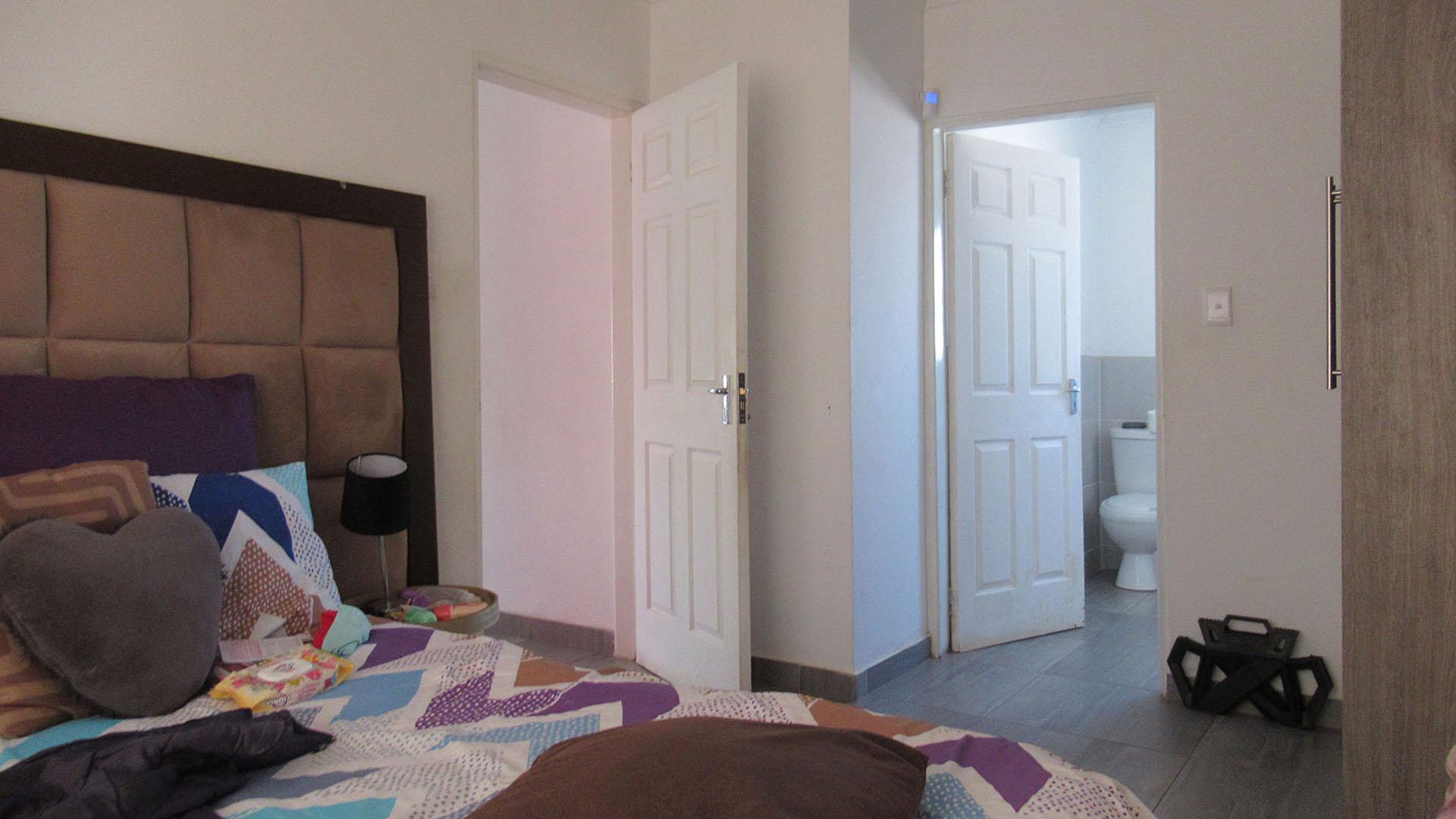 Main Bedroom - 14 square meters of property in Azaadville Gardens