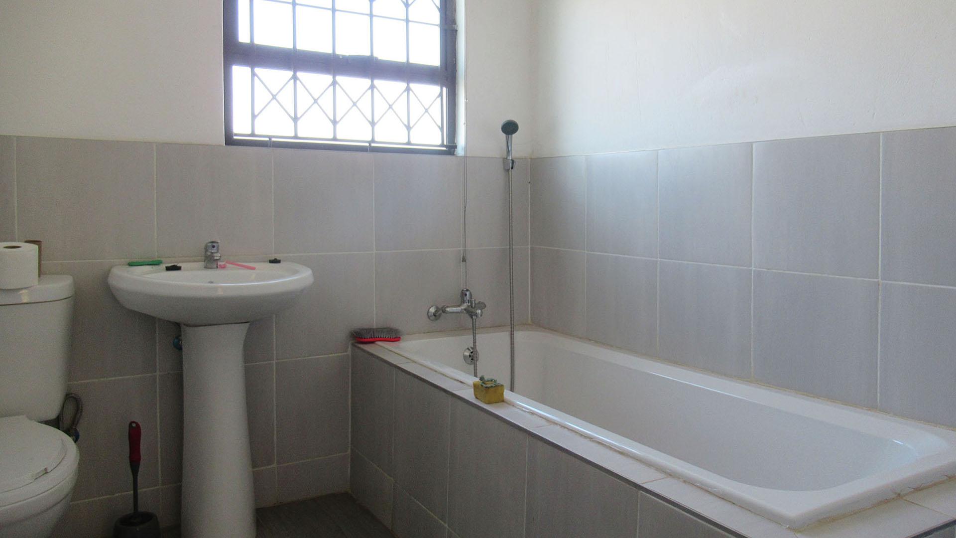 Main Bathroom - 6 square meters of property in Azaadville Gardens