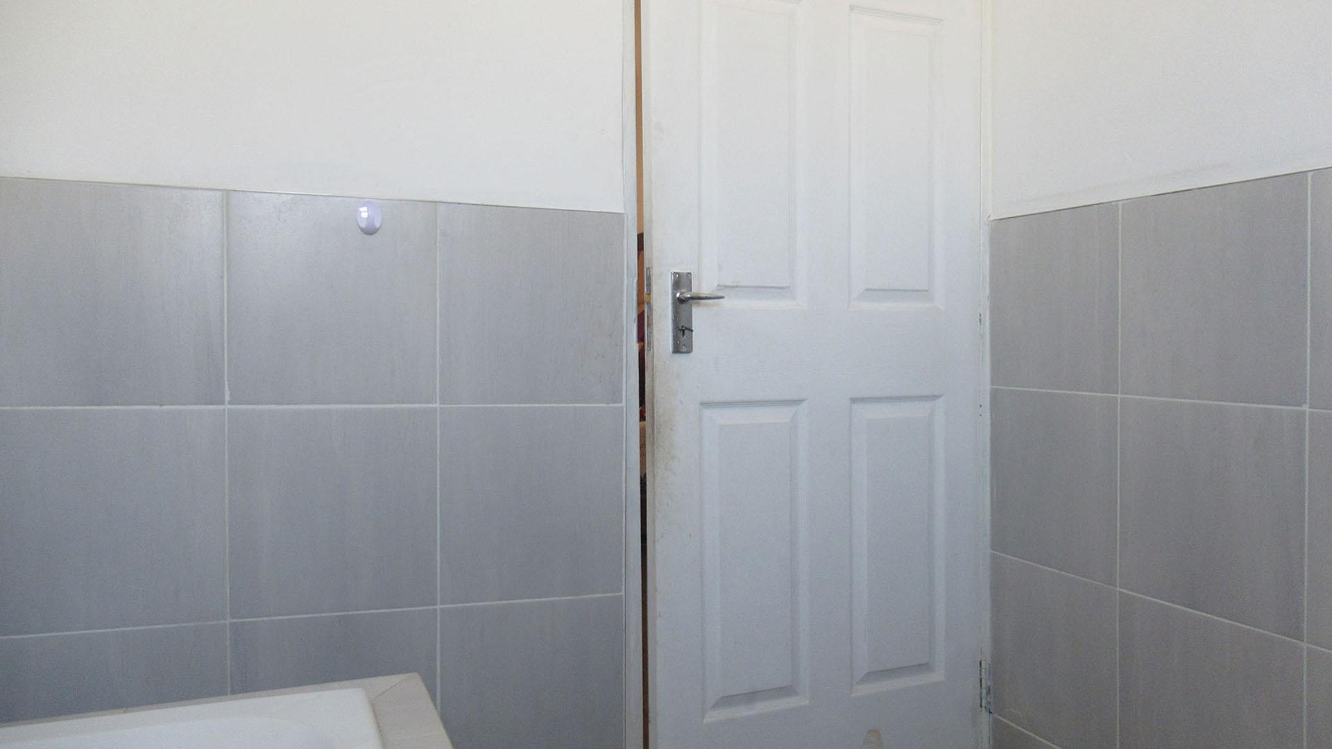 Main Bathroom - 6 square meters of property in Azaadville Gardens