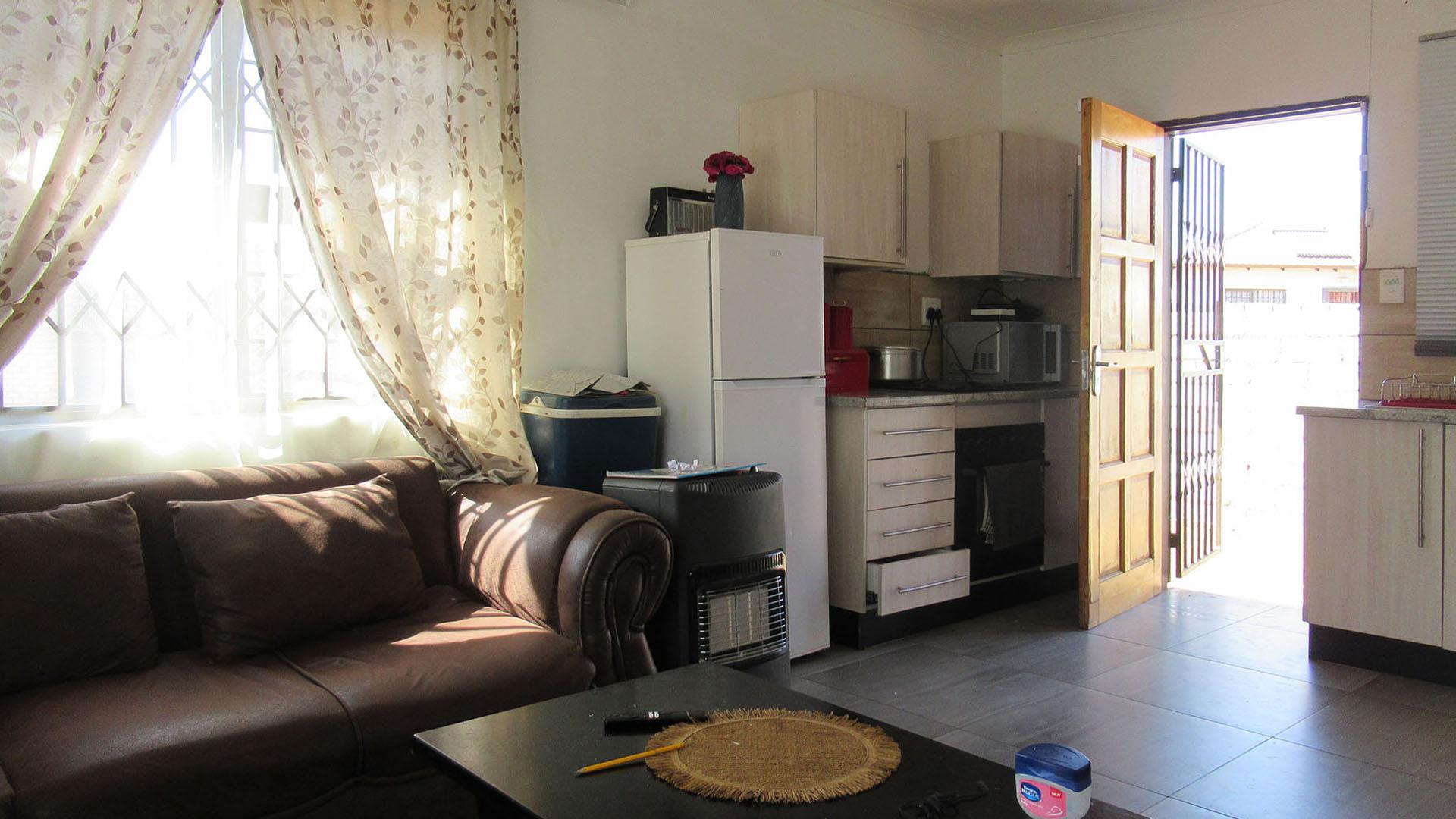 Lounges - 12 square meters of property in Azaadville Gardens