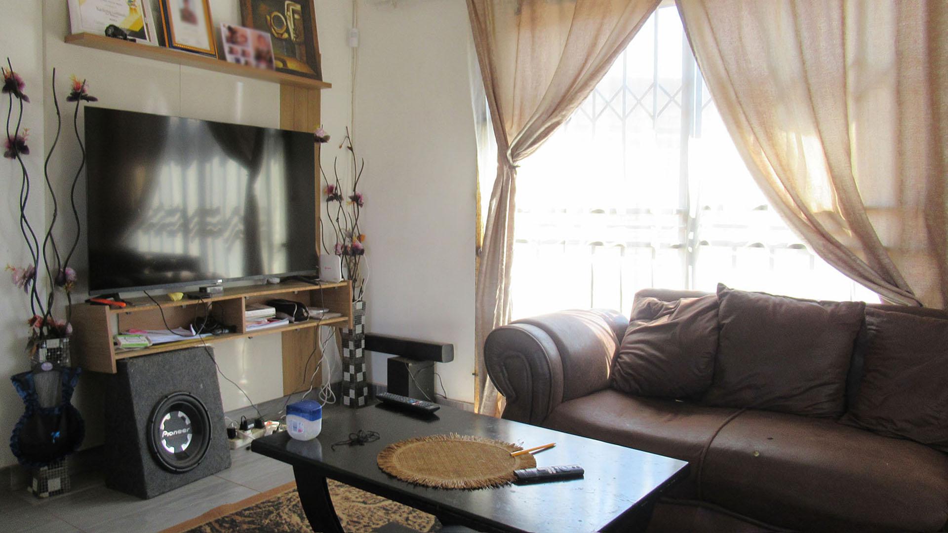 Lounges - 12 square meters of property in Azaadville Gardens