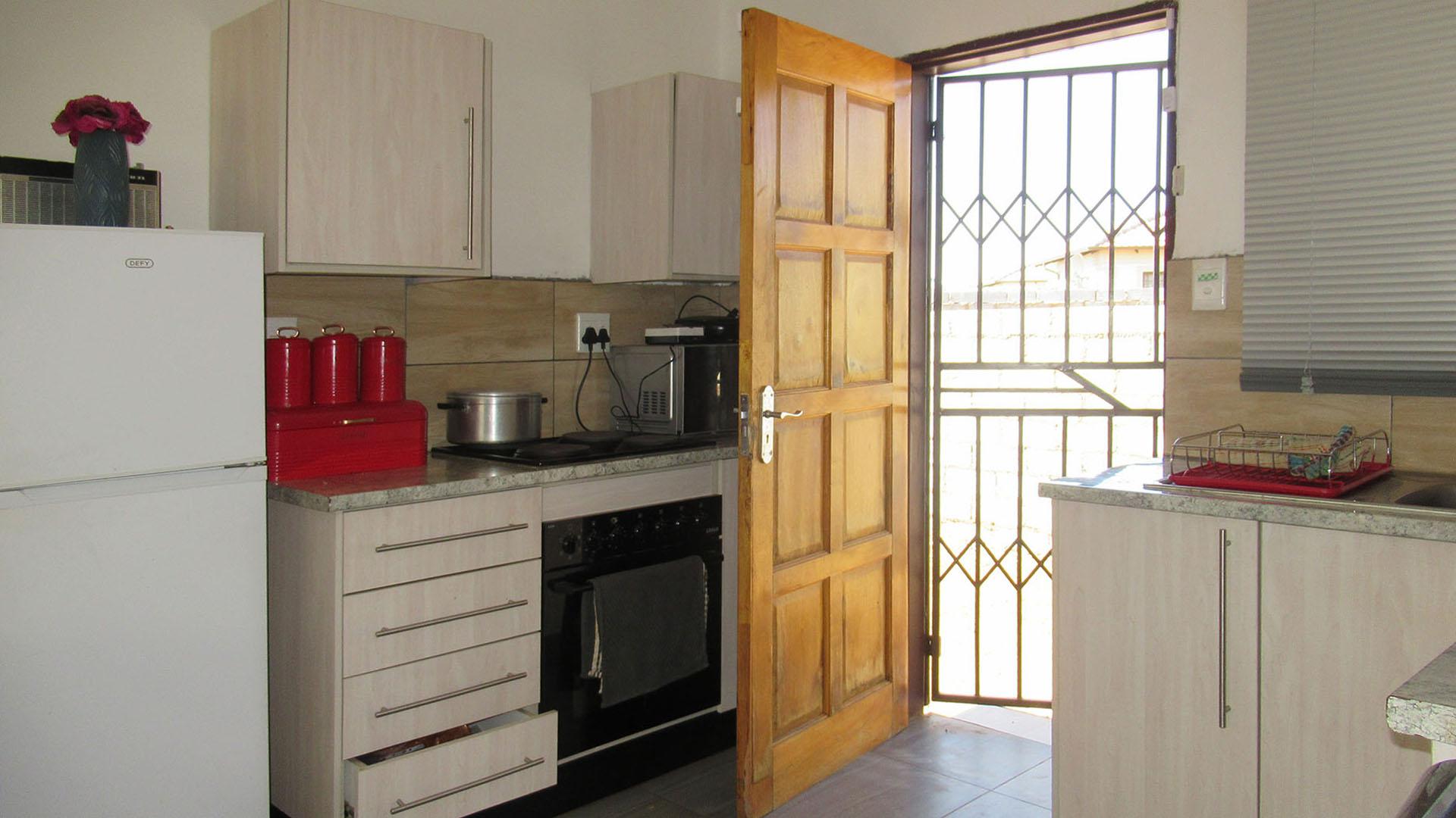 Kitchen - 6 square meters of property in Azaadville Gardens