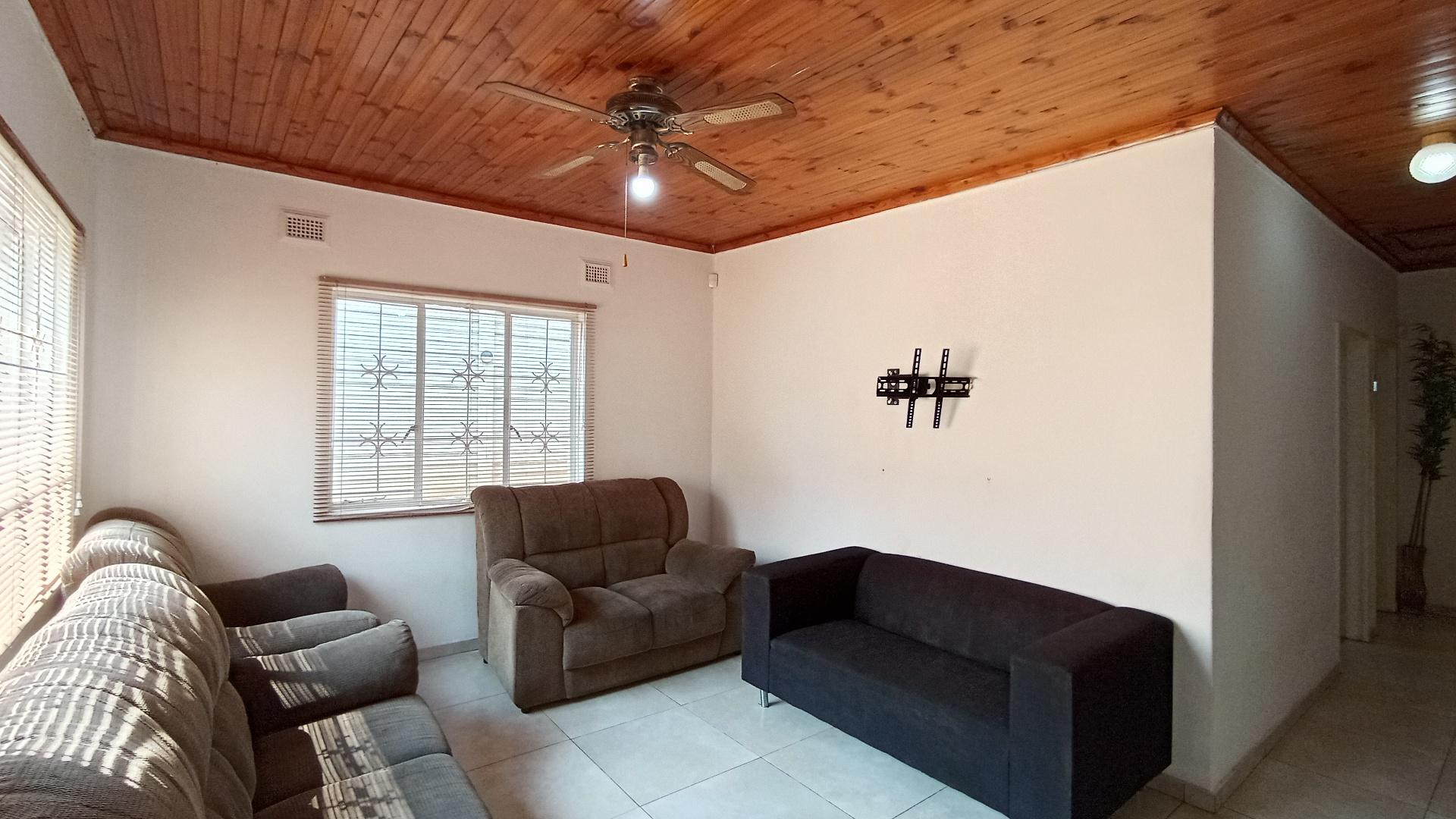 Lounges - 16 square meters of property in Bombay Heights