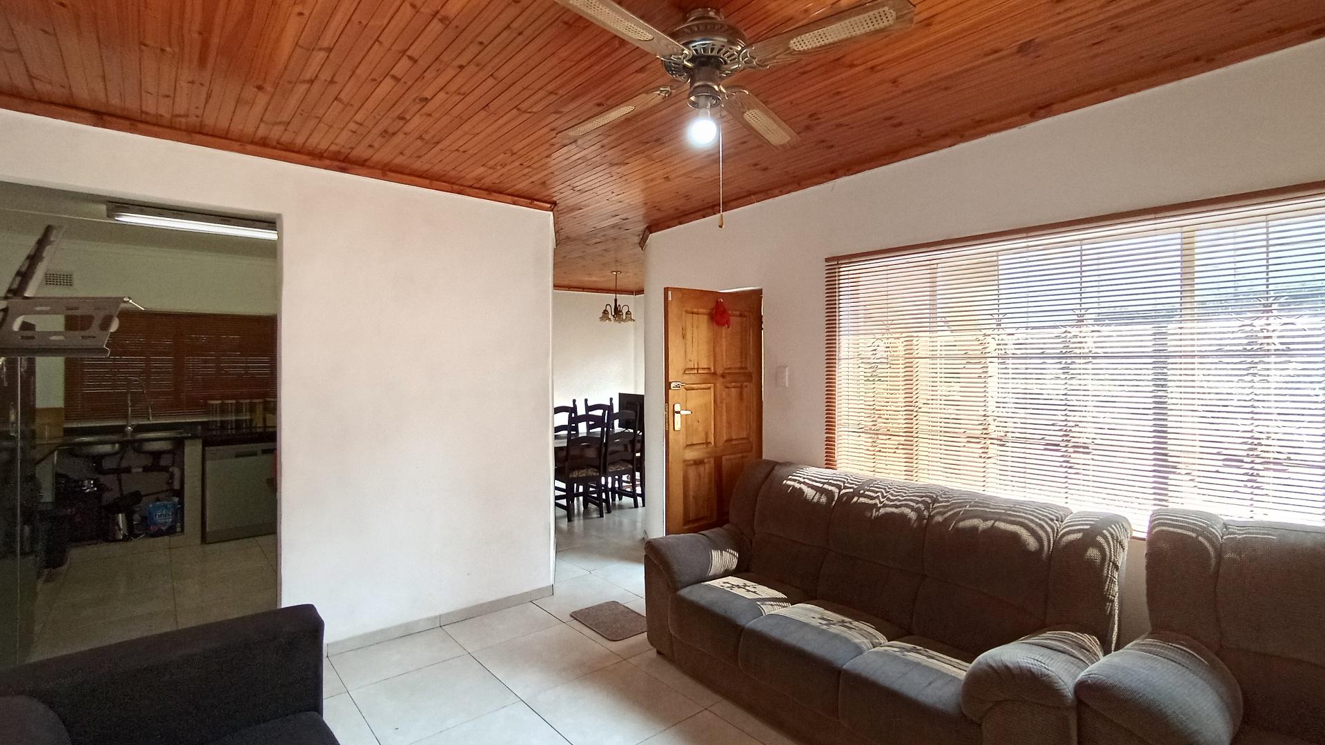 Lounges - 16 square meters of property in Bombay Heights