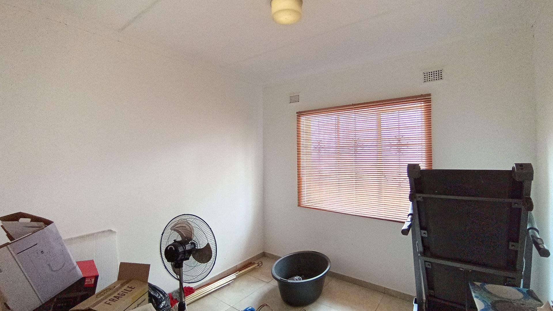 Bed Room 1 - 10 square meters of property in Bombay Heights