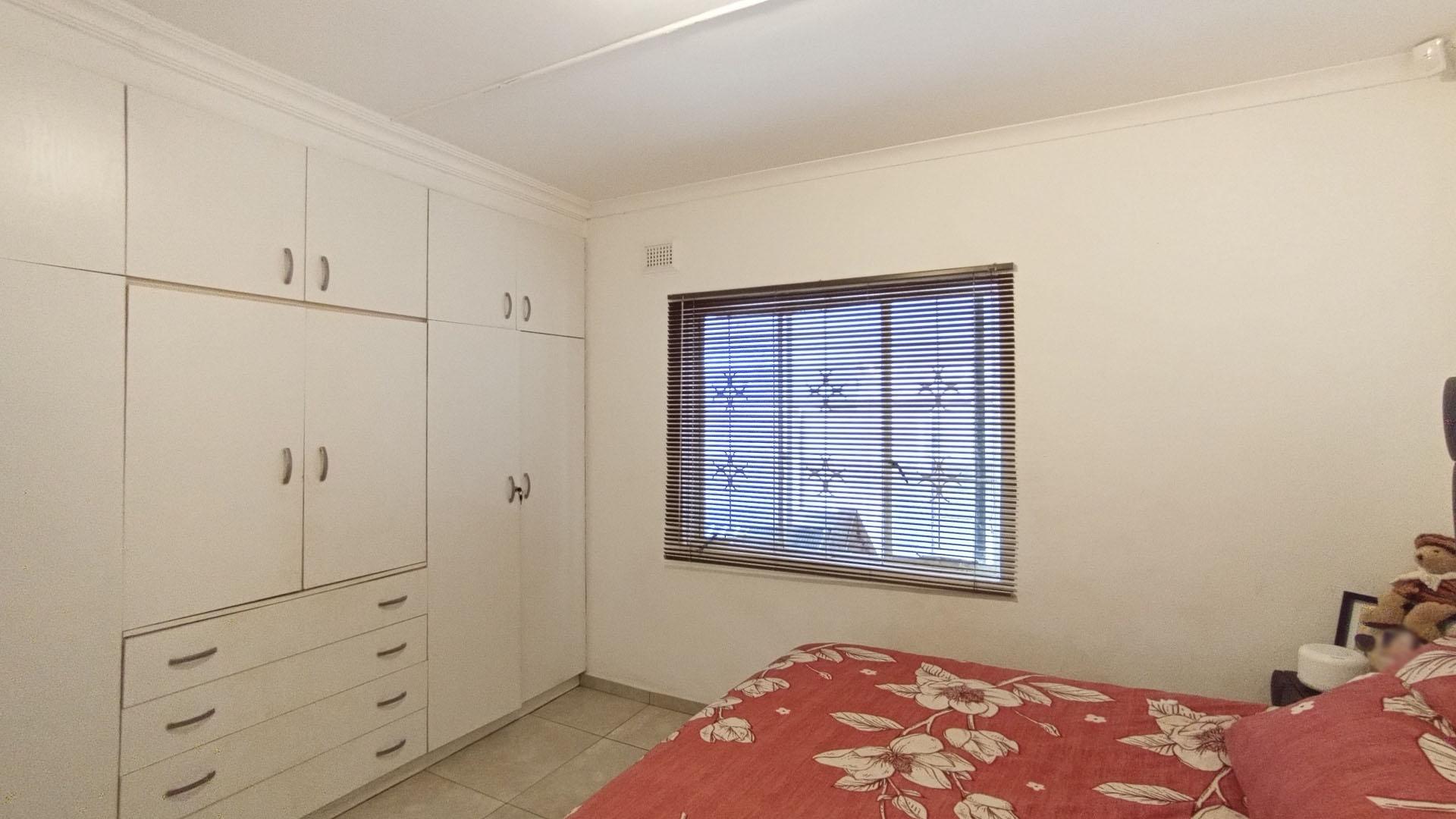 Main Bedroom - 15 square meters of property in Bombay Heights