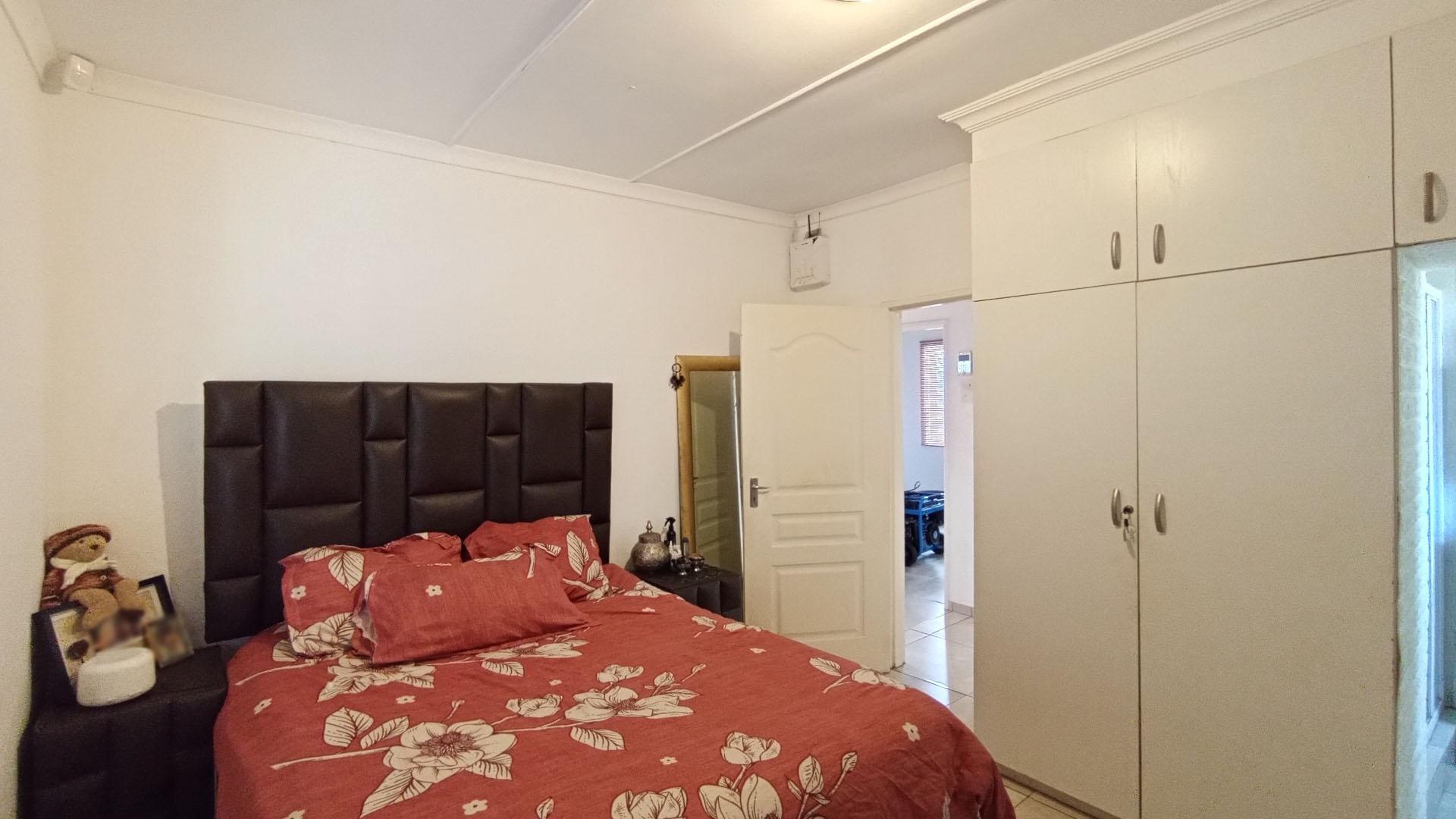 Main Bedroom - 15 square meters of property in Bombay Heights