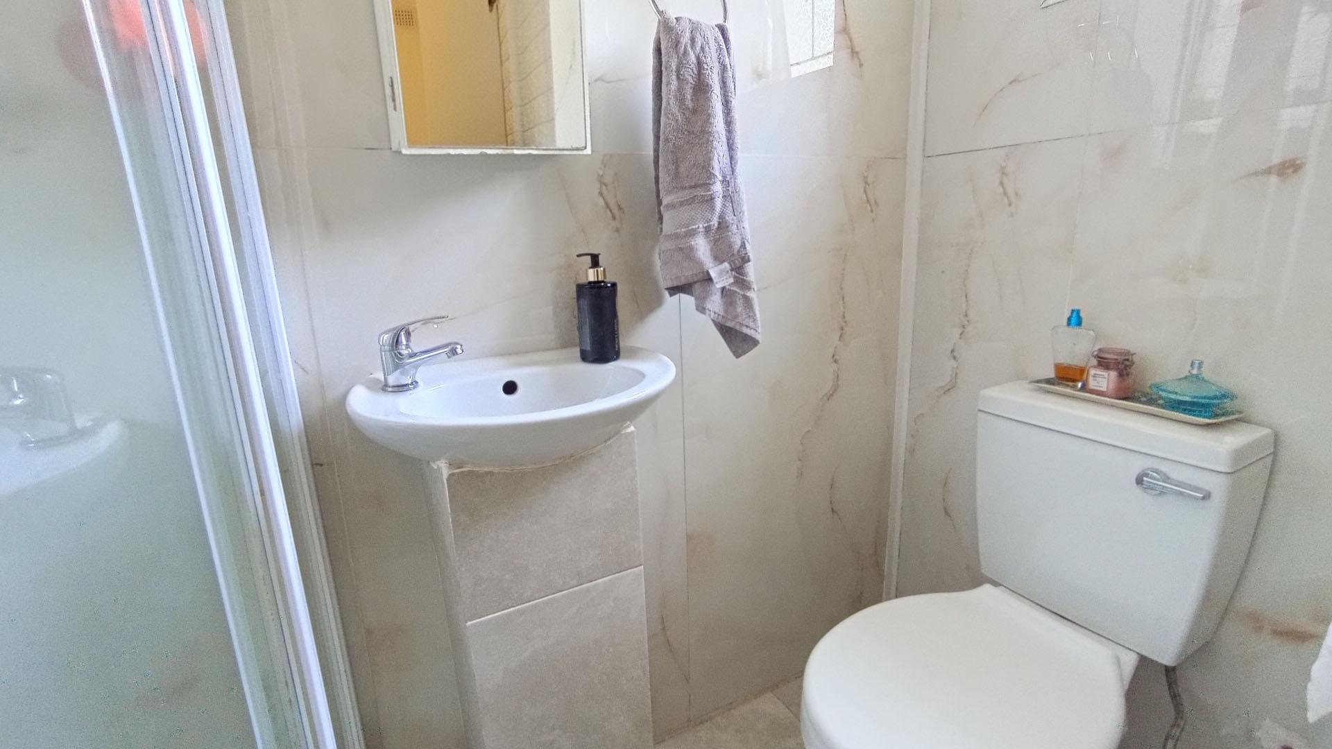 Main Bathroom - 3 square meters of property in Bombay Heights