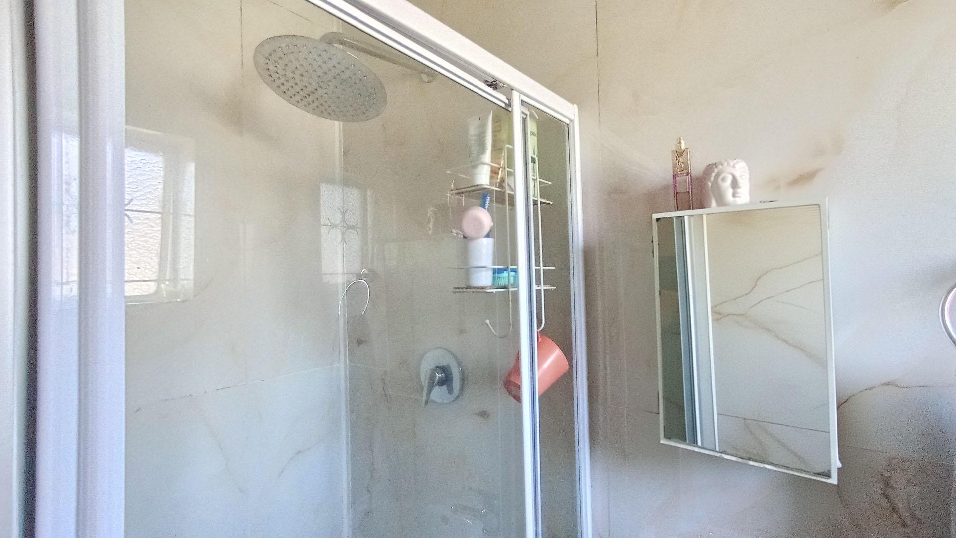 Main Bathroom - 3 square meters of property in Bombay Heights