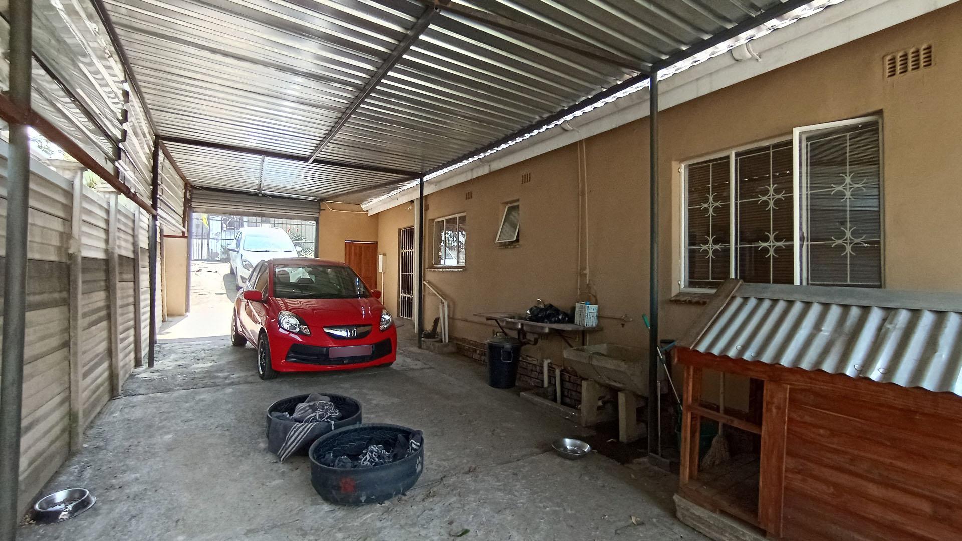 Garage - 59 square meters of property in Bombay Heights