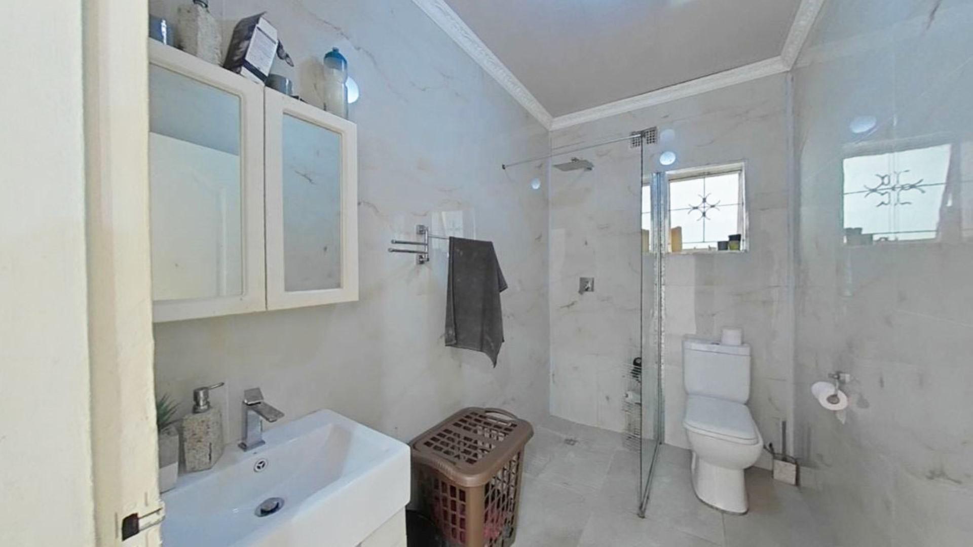 Bathroom 1 - 5 square meters of property in Bombay Heights