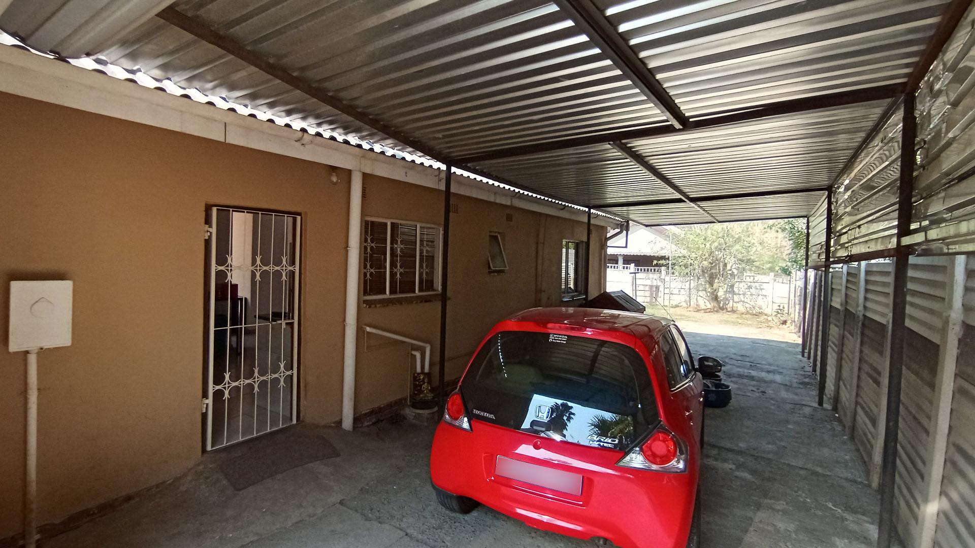 Garage - 59 square meters of property in Bombay Heights