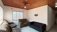 Lounges - 16 square meters of property in Bombay Heights