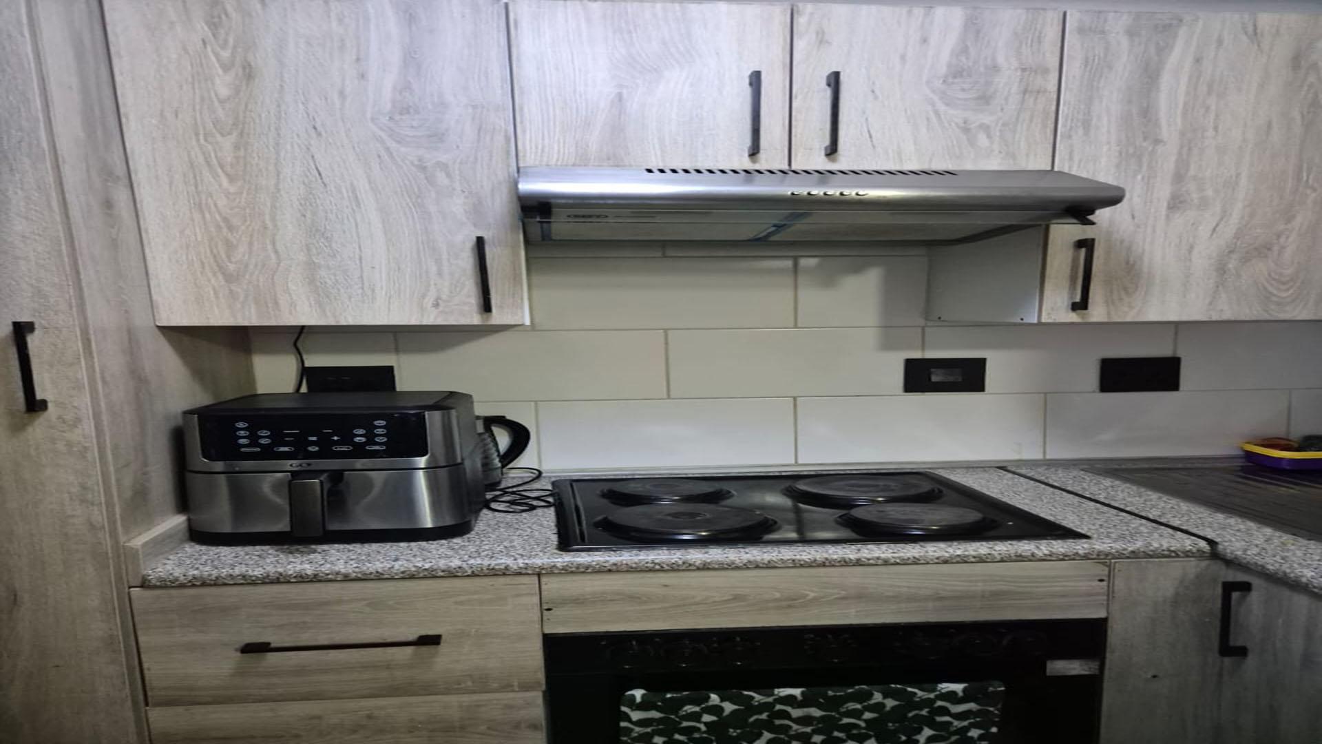 Kitchen of property in Tembisa