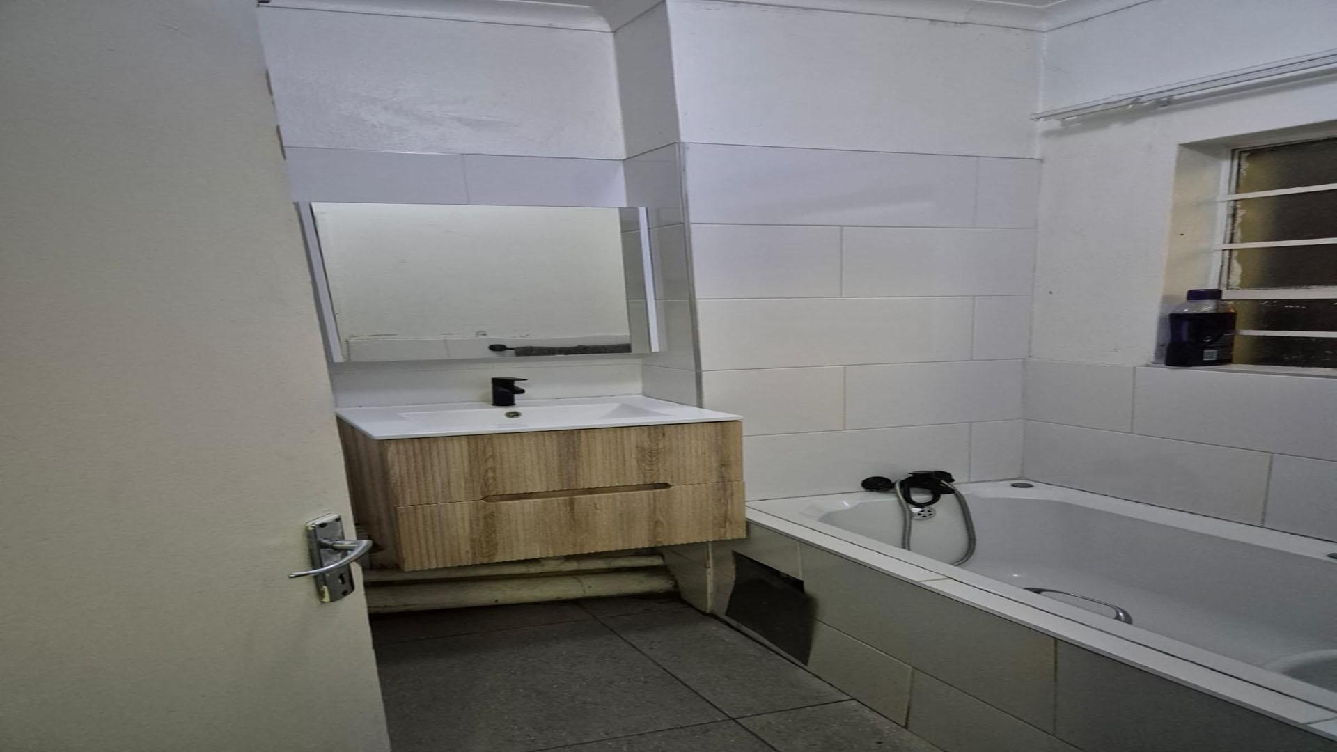 Bathroom 1 of property in Tembisa