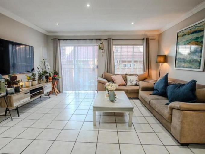 2 Bedroom Simplex for Sale For Sale in Amberfield - MR687536