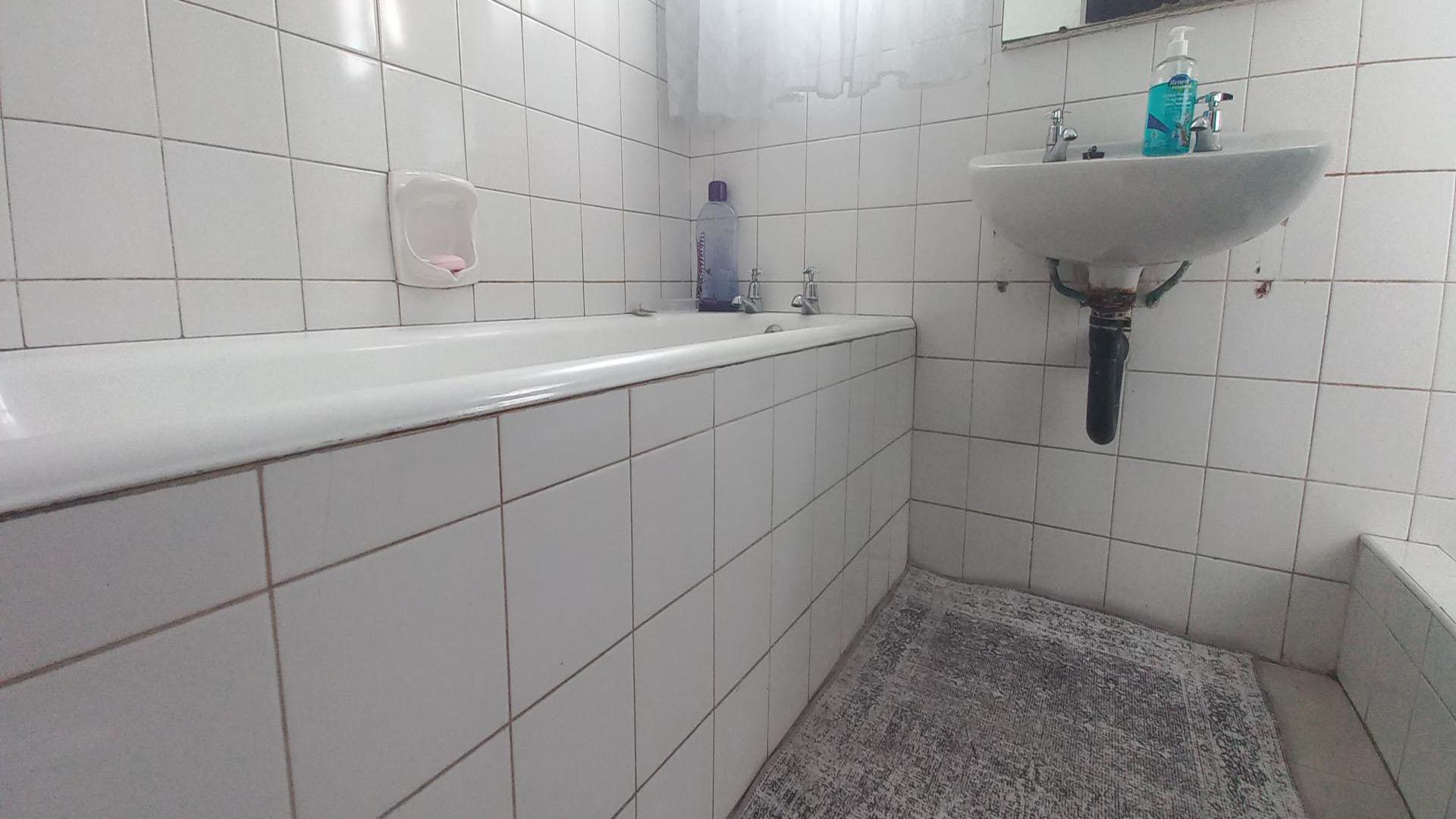 Bathroom 1 of property in Chiselhurst