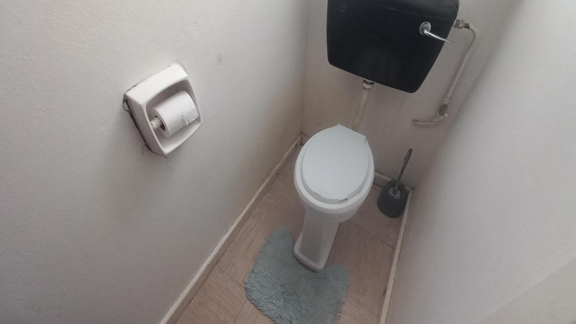 Bathroom 1 of property in Chiselhurst