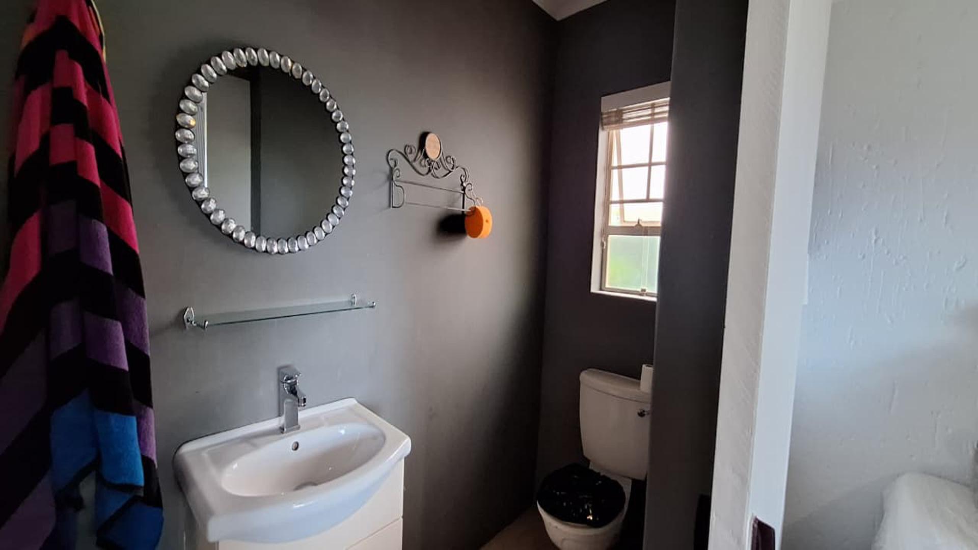 Bathroom 1 - 4 square meters of property in Kengies