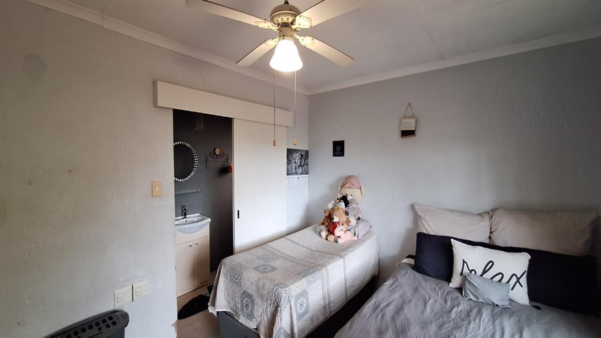 Bed Room 1 - 17 square meters of property in Kengies