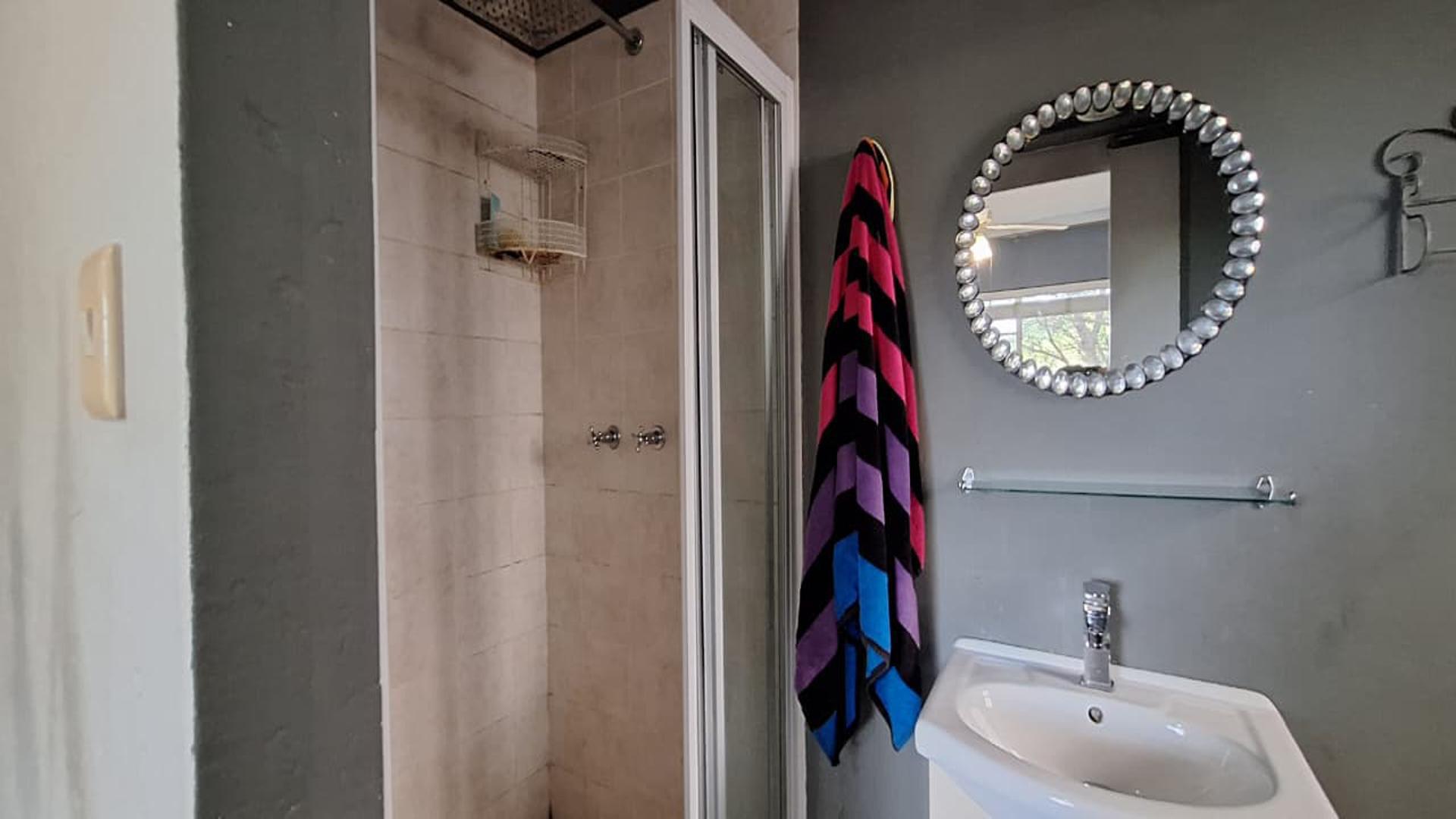 Bathroom 1 - 4 square meters of property in Kengies