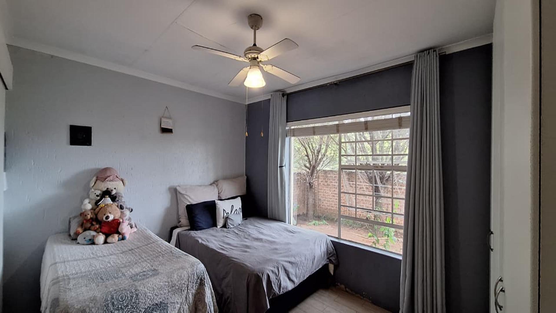 Bed Room 1 - 17 square meters of property in Kengies