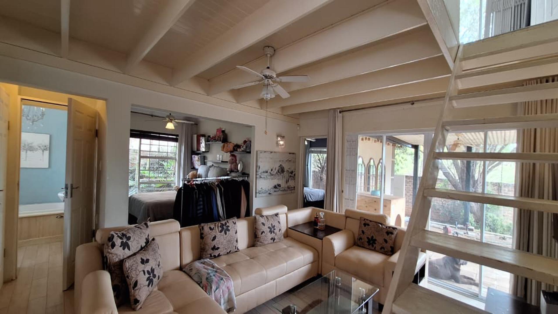 Lounges - 25 square meters of property in Kengies